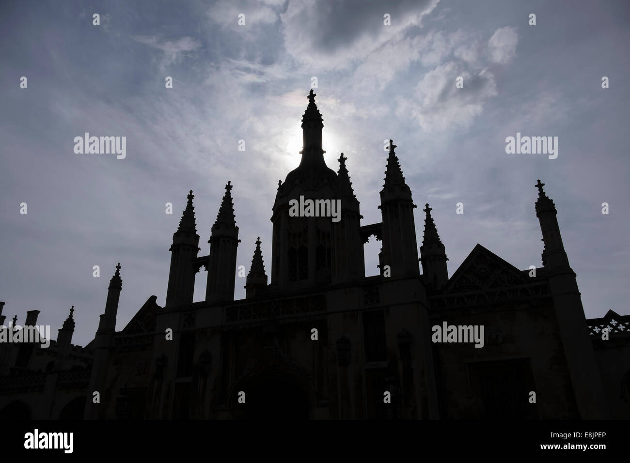 Silhouette des Kings College Tor Türme in der späten Nachmittagssonne Cambridge England Stockfoto