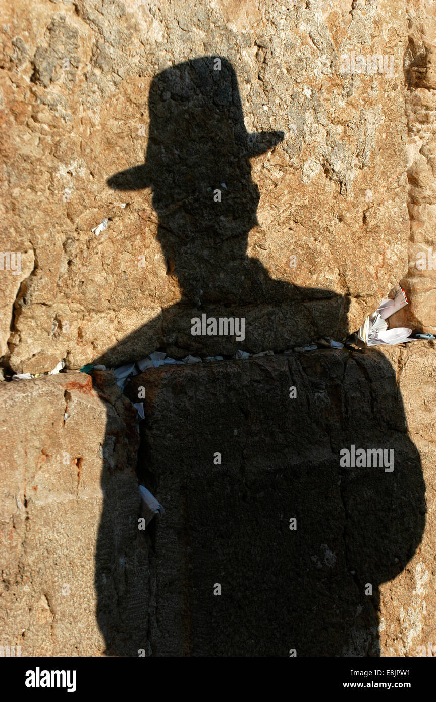 Schatten ein orthodoxer Jude beten am Kotel, auch genannt Westmauer oder Klagemauer Stockfoto