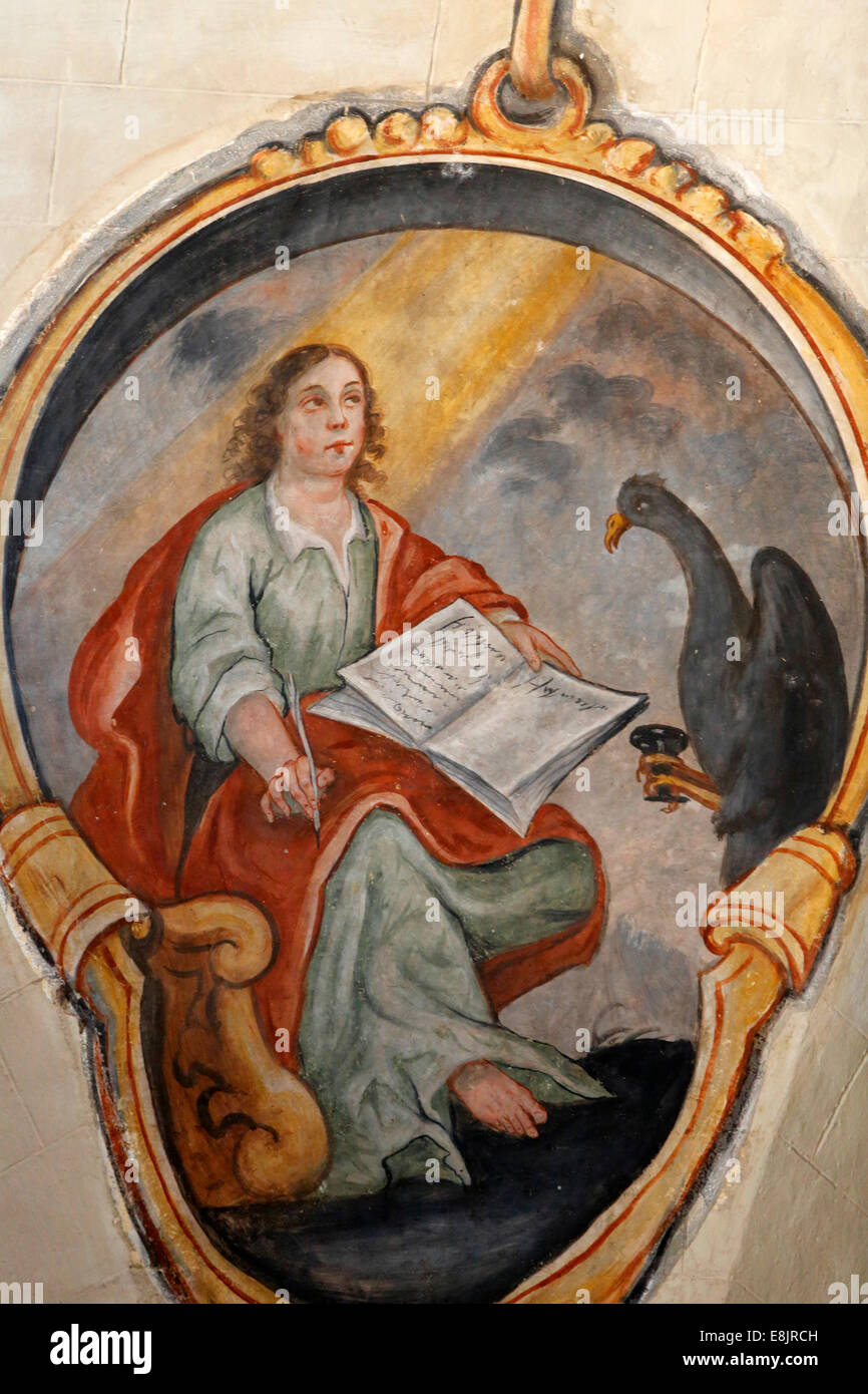 Fresko in der Kirche Maria Assunta: Evangelist Johannes (Symbol: der Adler) als Schriftsteller Stockfoto