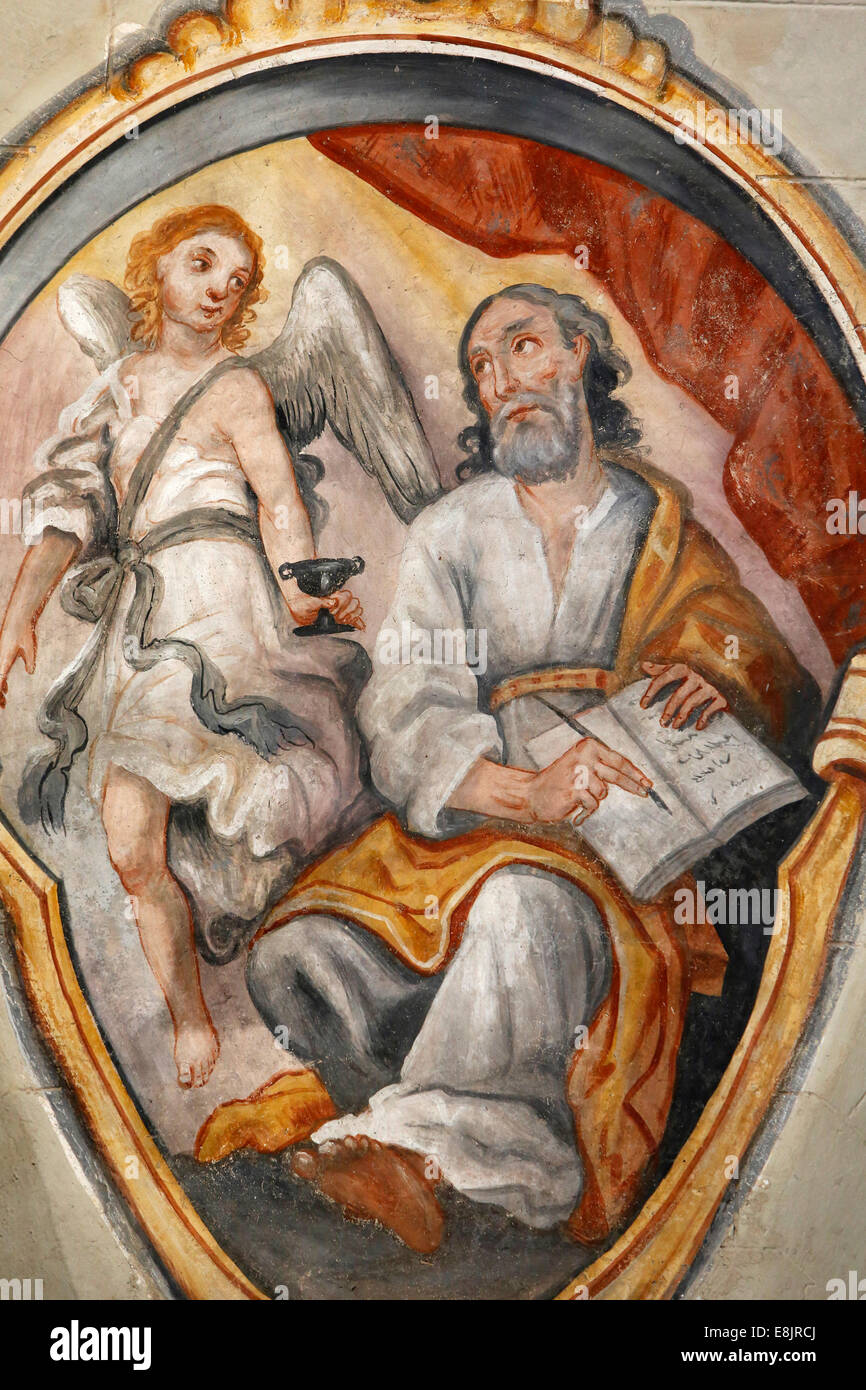 Fresko in der Kirche Maria Assunta: Evangelist St Matthew (Symbol: geflügelte Mann) Stockfoto