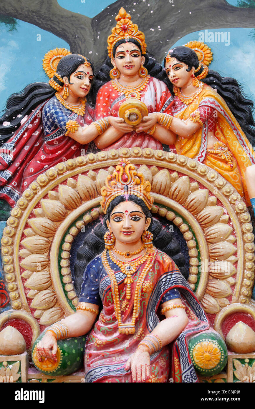 Maha Abhisheka für Sri Sri Radha Krishna - Sri Krishna sitzend Radha auf eine göttliche jeweled Thron unvergleichliche Vermögen und decorat Stockfoto Maha Abhisheka für Sri Sri Radha Krishna - Sri Krishna sitzend Radha auf eine göttliche jeweled Thron unvergleichliche Vermögen und decorat Stockfoto