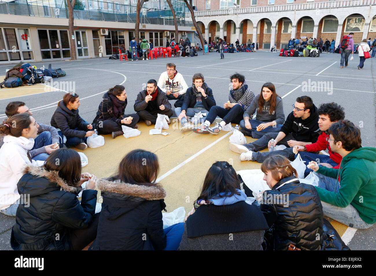 Mittagszeit. Europäisches Treffen von Taizé Gemeinschaft. Stockfoto