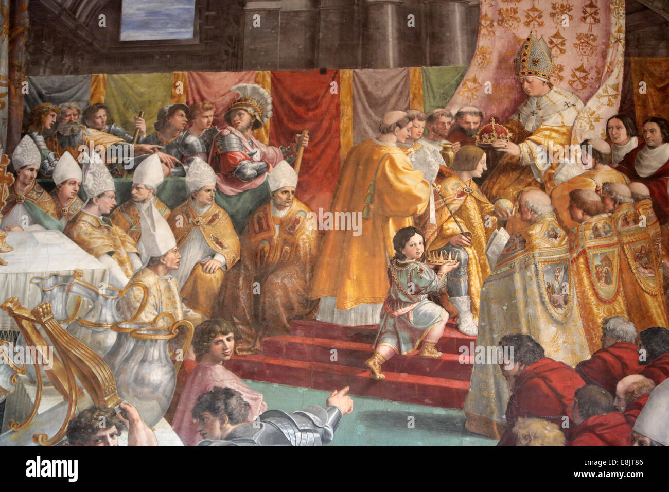 Die Krönung des Charlemagne.1516-1517. Fresko italienischen Malers Raffael. Raum des Feuers im Borgo. Vatikan Museum. Stockfoto