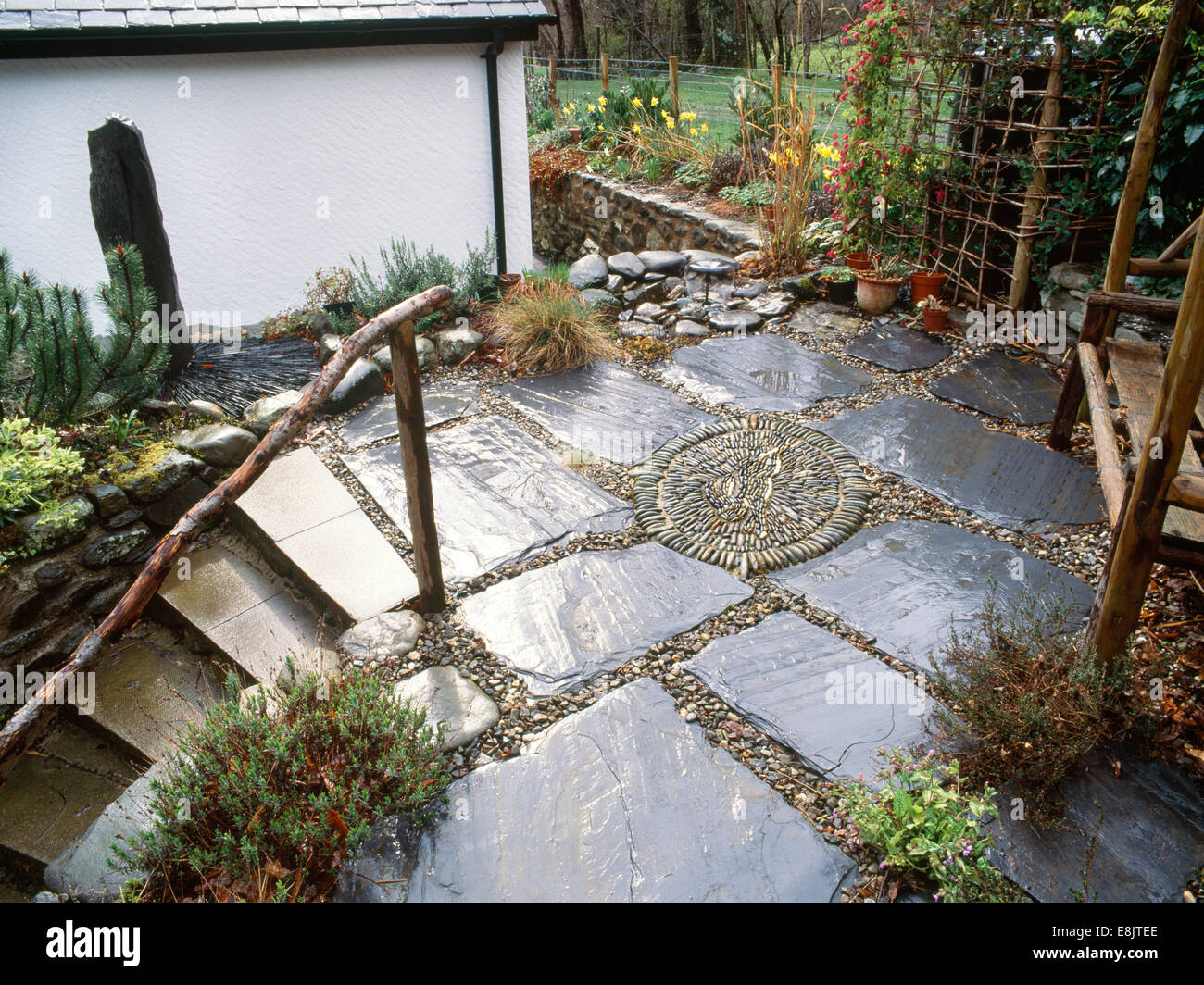 Ein Hase-Design aus Kopfsteinpflaster im Herzen der ruhigen Garten, von The Saint Melangell Healing Centre, Wimpel Melangell, Llangynog, Powys, Wales, UK Stockfoto