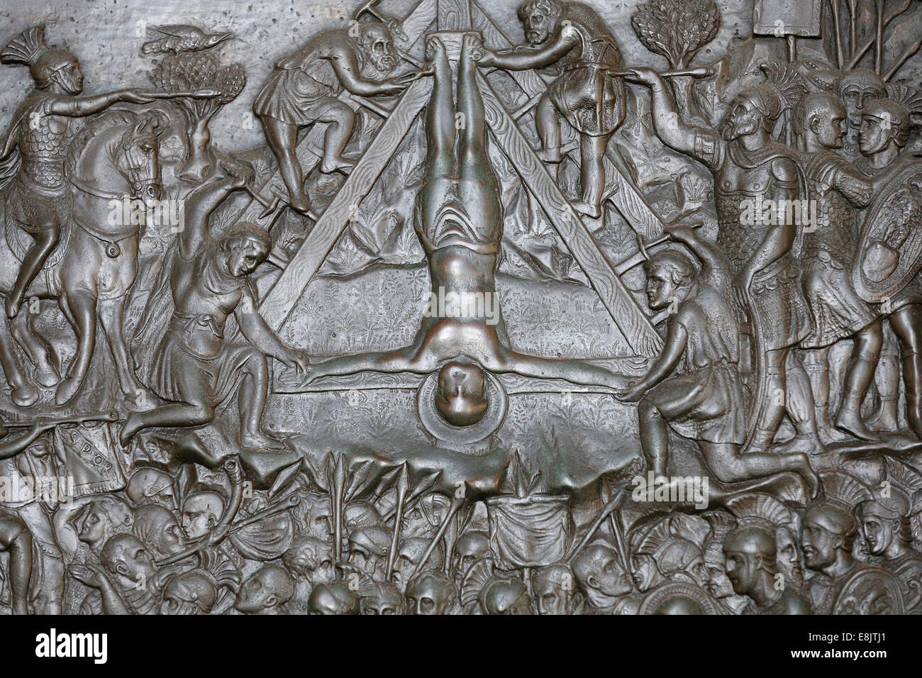 Die Kreuzigung des Heiligen Petrus. Detail eines Portals. Vor dem Eingangstür der Petersdom. Stockfoto