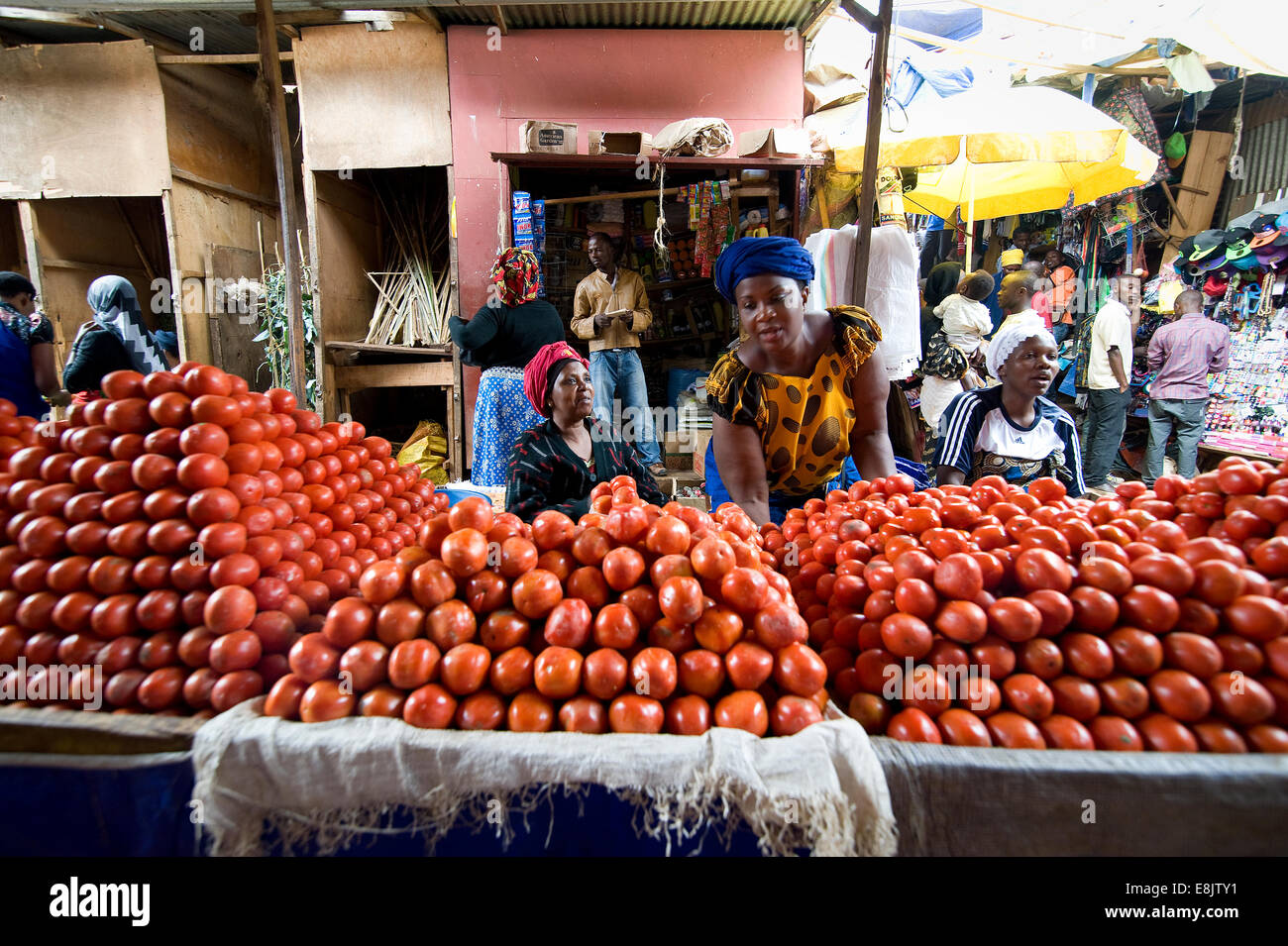 Ruanda, KIGALI: Ein großer Markt in der Hauptstadt bietet alles: Nahrung, Kleidung, Küchengeräte, Kräutermedizin. Stockfoto