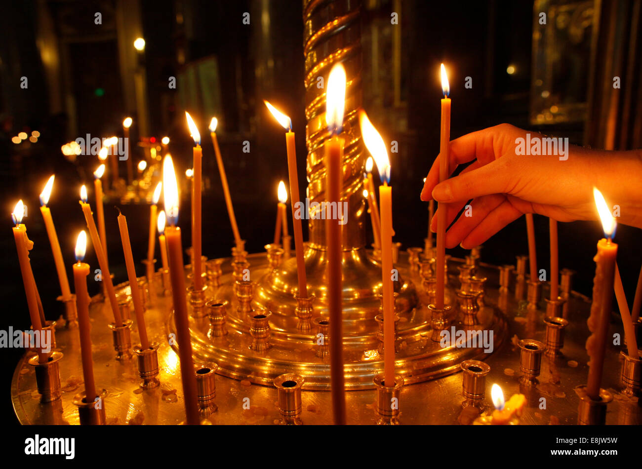 Kasaner Kathedrale. Russische Orthodoxe Gläubige zündet Kerzen. Stockfoto