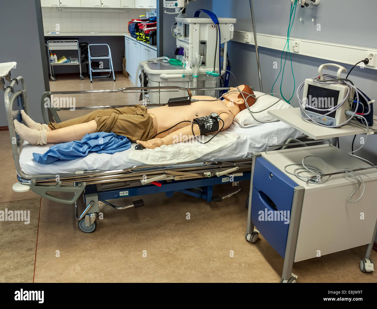 Krankenzimmer mit training dummy auf dem Bett liegend Stockfoto