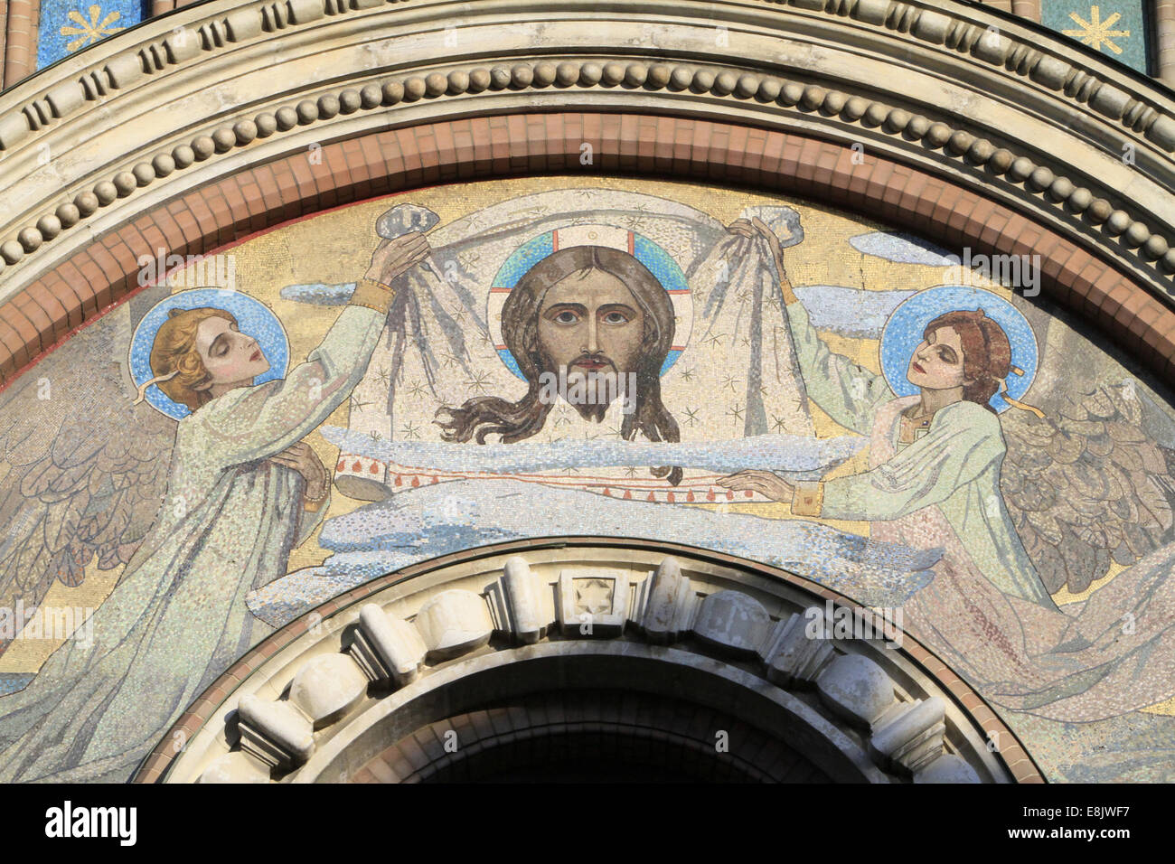 Kirche des Retters auf Blut oder Kirche der Auferstehung. Fassaden-Mosaik. Zwei Engel unterstützt eine Vernicle mit dem Bild Stockfoto