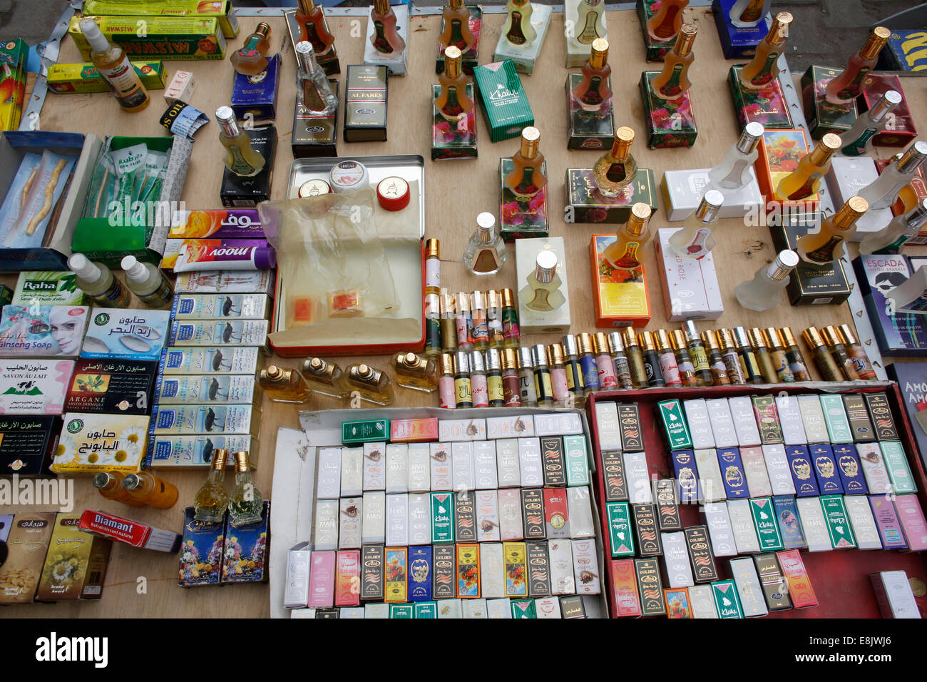 Parfüms verkauft außerhalb Fatah Moschee Stockfoto