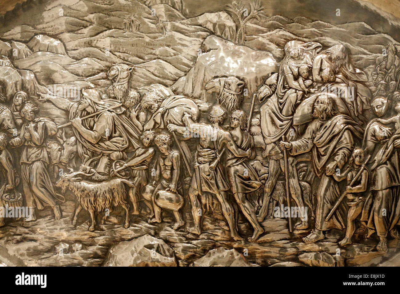 Dekorative Schale mit Szene des Exodus. Joseph Tembach (amerikanisch, B. Wien, 1897-1982). Wien, Österreich, ca. 1925. RepoussŽ und ch Stockfoto