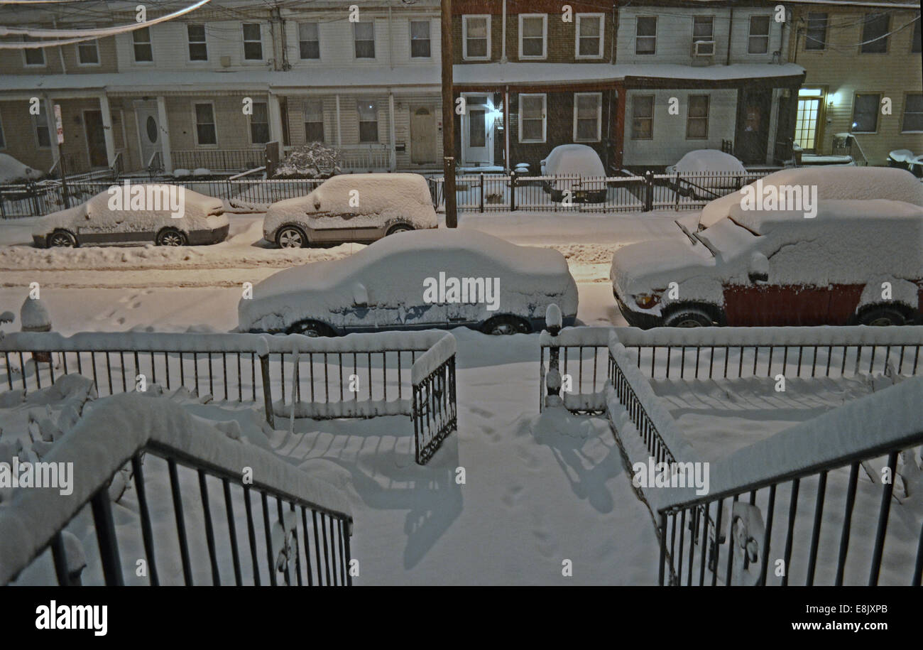 Schneebedeckte Autos in Jersey City Stockfoto