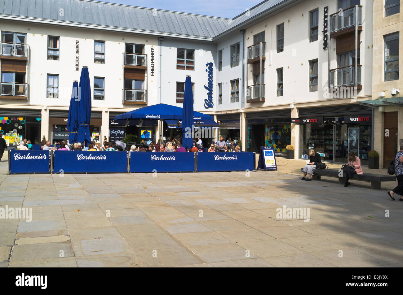 dh Quäker Frairs Stadt BRISTOL Alfresco Café Carluccios Restaurant plaza Stockfoto