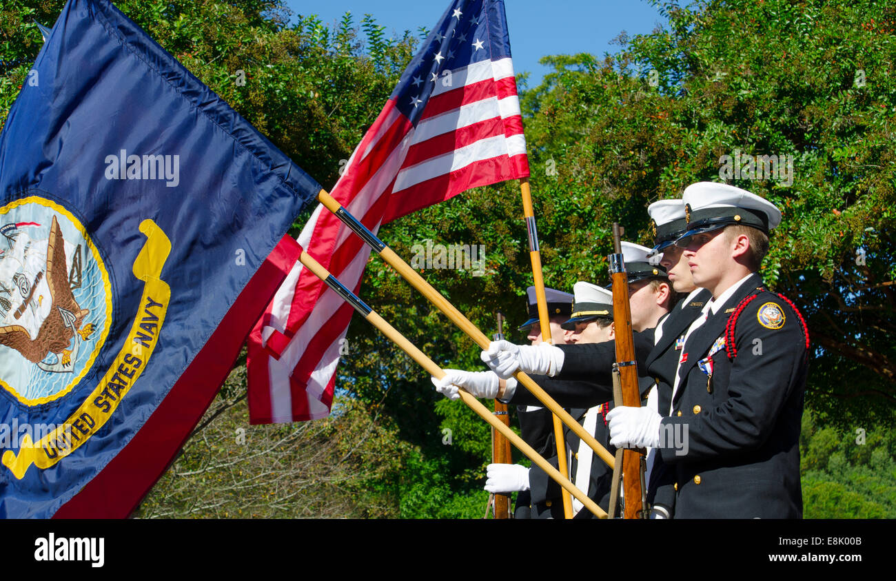 Ein US-Marine Color Guard des ROTC jüngstere Söhne präsentiert der amerikanische, Navy und Marine Corps Flaggen zu Ehren der Veteranen des zweiten Weltkrieges. Stockfoto