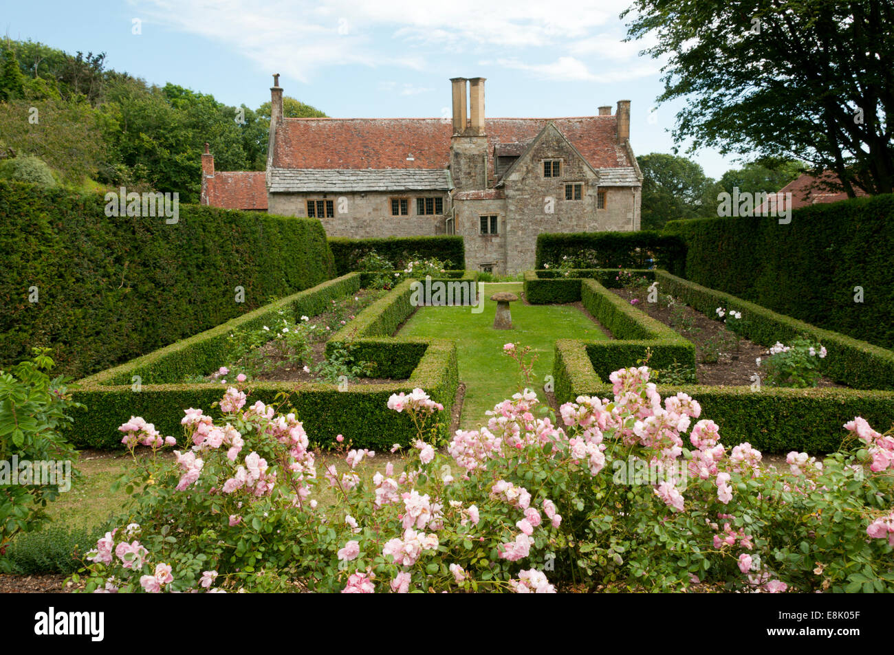 Mottistone Herrenhaus auf der Isle Of Wight, über die formalen Rosengarten gesehen. Stockfoto