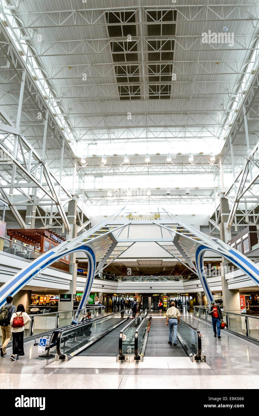 DIA, Höhle, Denver International Airport, CO - Tageslichtnutzung Dachkonstruktion mit Passanten und People-Mover in einem Flughafen Stockfoto