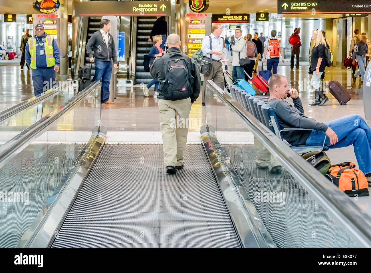 DIA, Höhle, Denver International Airport, CO - Tageslichtnutzung Dachkonstruktion mit Passanten und People-Mover in einem Flughafen Stockfoto