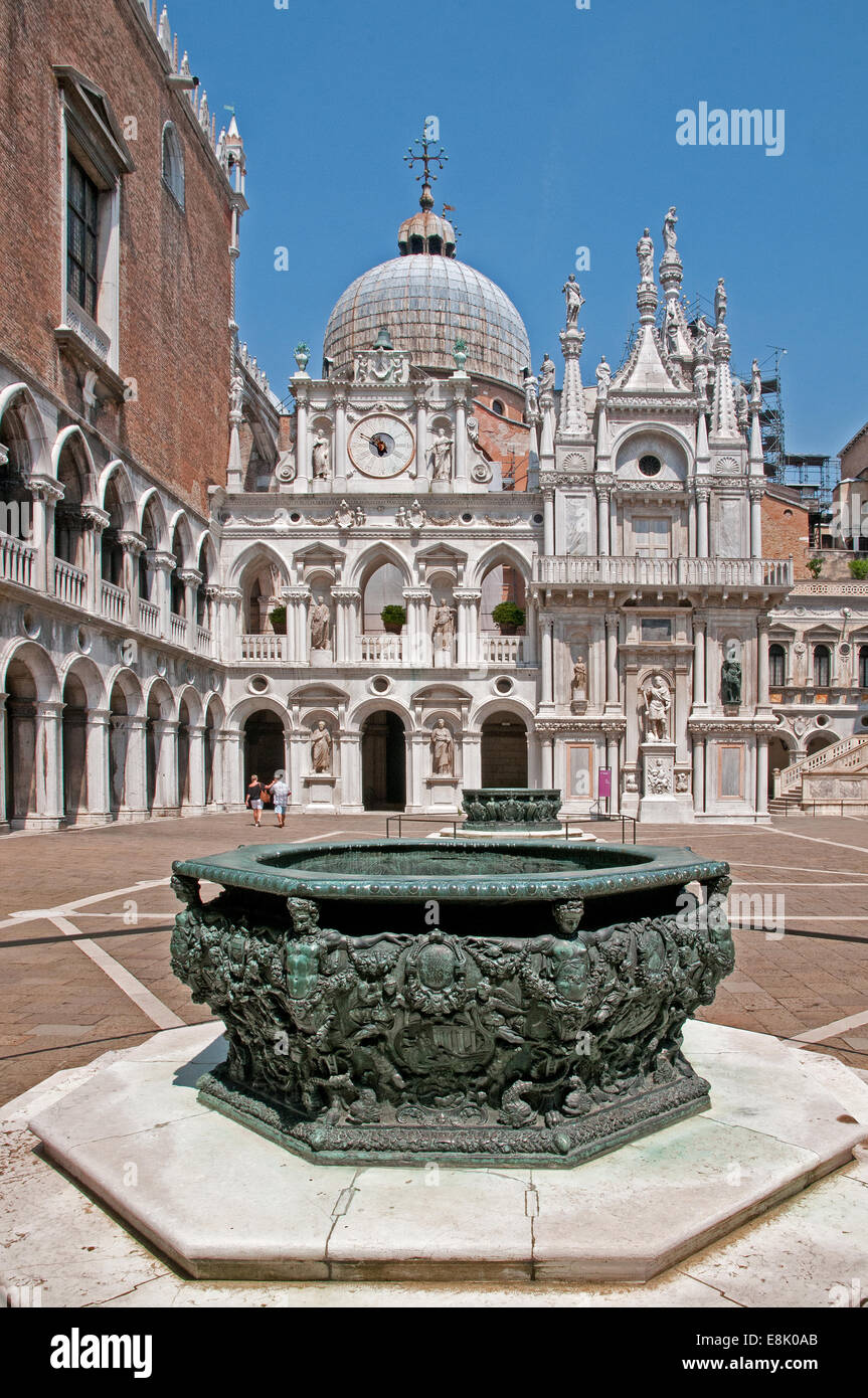 Bronze-Vera di Pozzo auch im Innenhof des Pallazzo Ducale mit Basilica di San Marco St. Marks Basilika Kathedrale Venedig Italien Stockfoto
