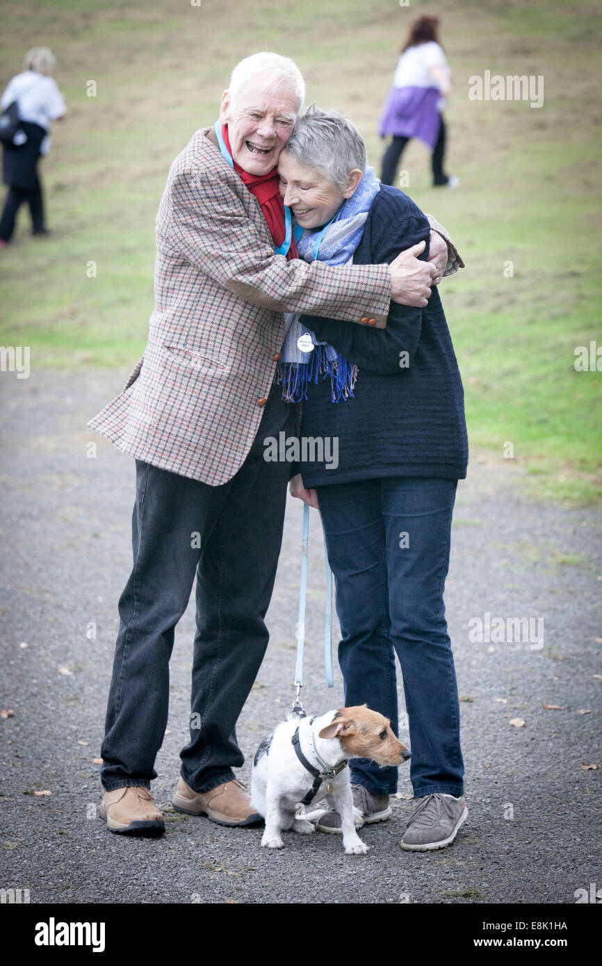 Gedächtnis der Alzheimer Gesellschaft in Heaton Park, Manchester gehen. Schauspieler Tony Booth, der Demenz und Frau Steph hat Stockfoto