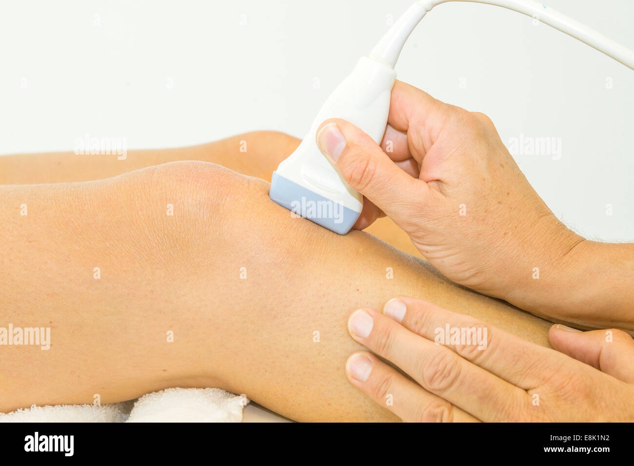 Ultraschall-Echo auf das Knie einer Frau Stockfoto