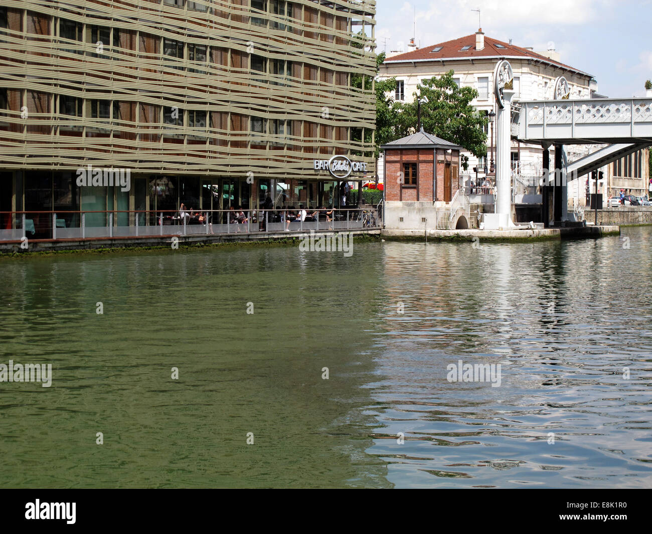 Belushi bar, Magasins Generaux, Warenhäusern, Pont de Crimee, Bassin De La Villette levant, canal Saint-Martin, Paris, Frankreich Stockfoto