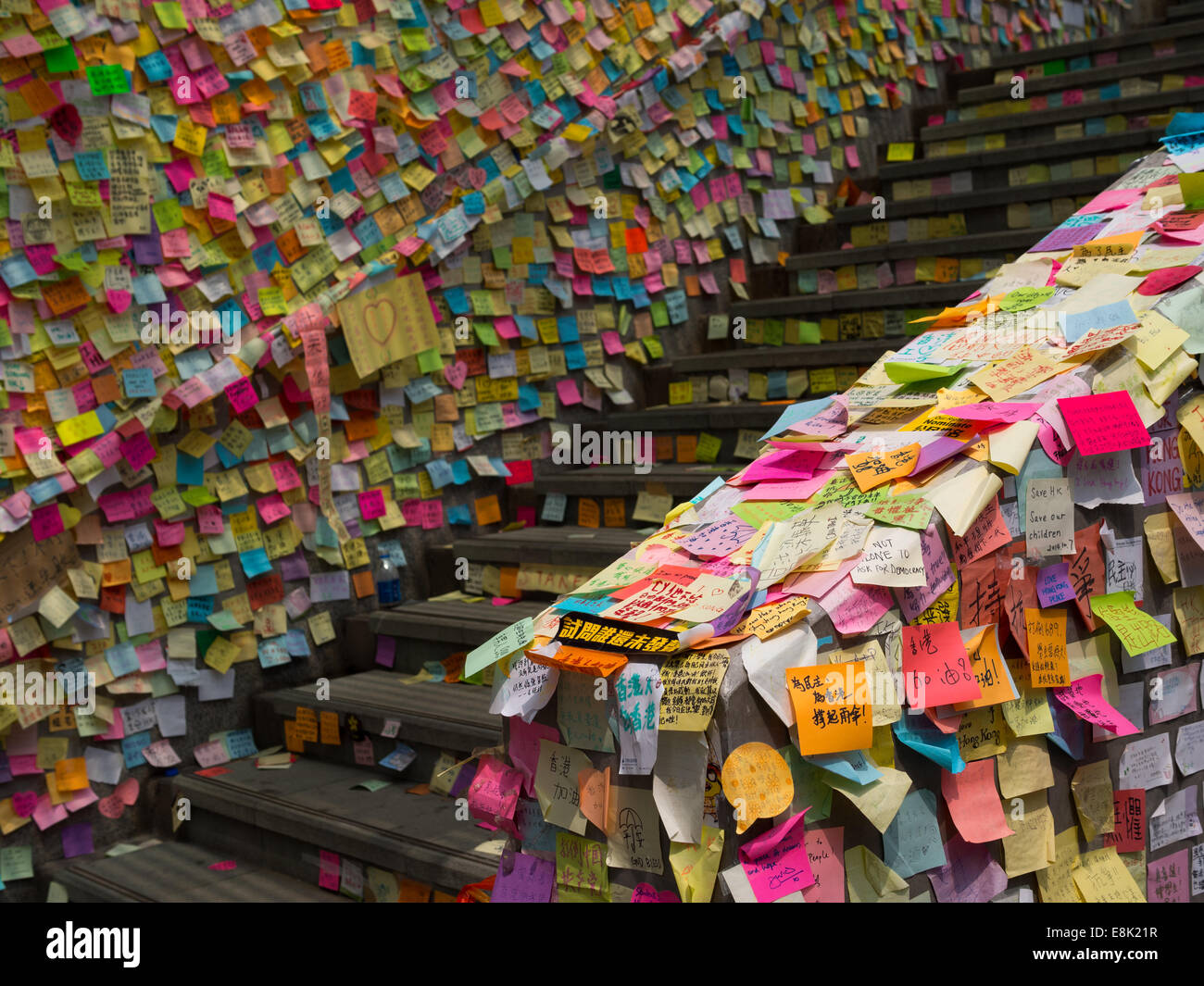 Hong Kong, China. 9. Oktober 2014. Botschaften der Unterstützung für die pro-Demokratie-Proteste werden an den Wänden des Regierungsgebäudes Tamar gebucht. Die Wallhas als "Lennon-Mauer" bekannt geworden und enthält nun Tausende von Nachrichten der Unterstützung für die pro-Demokratie-Proteste. Stockfoto