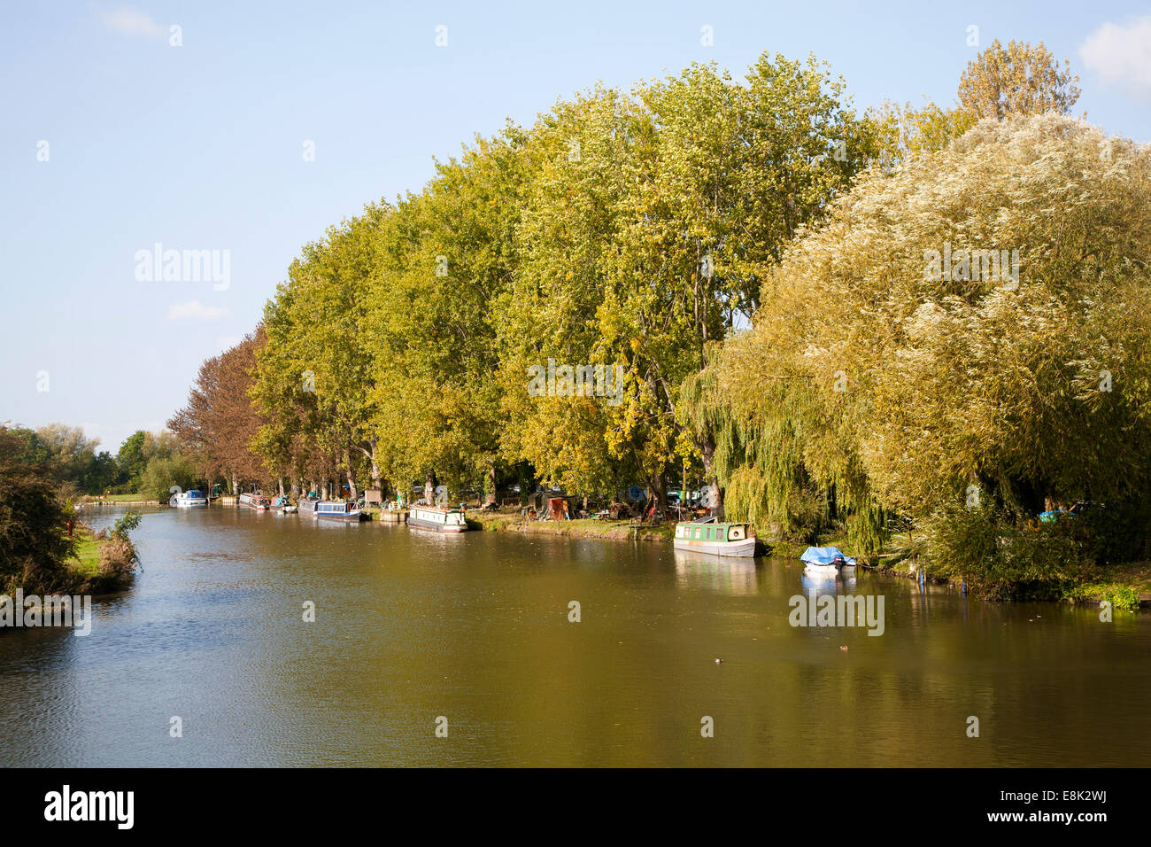 Boote auf der Themse im Herbst in Lechlade auf Themse, Gloucestershire, England, UK Stockfoto