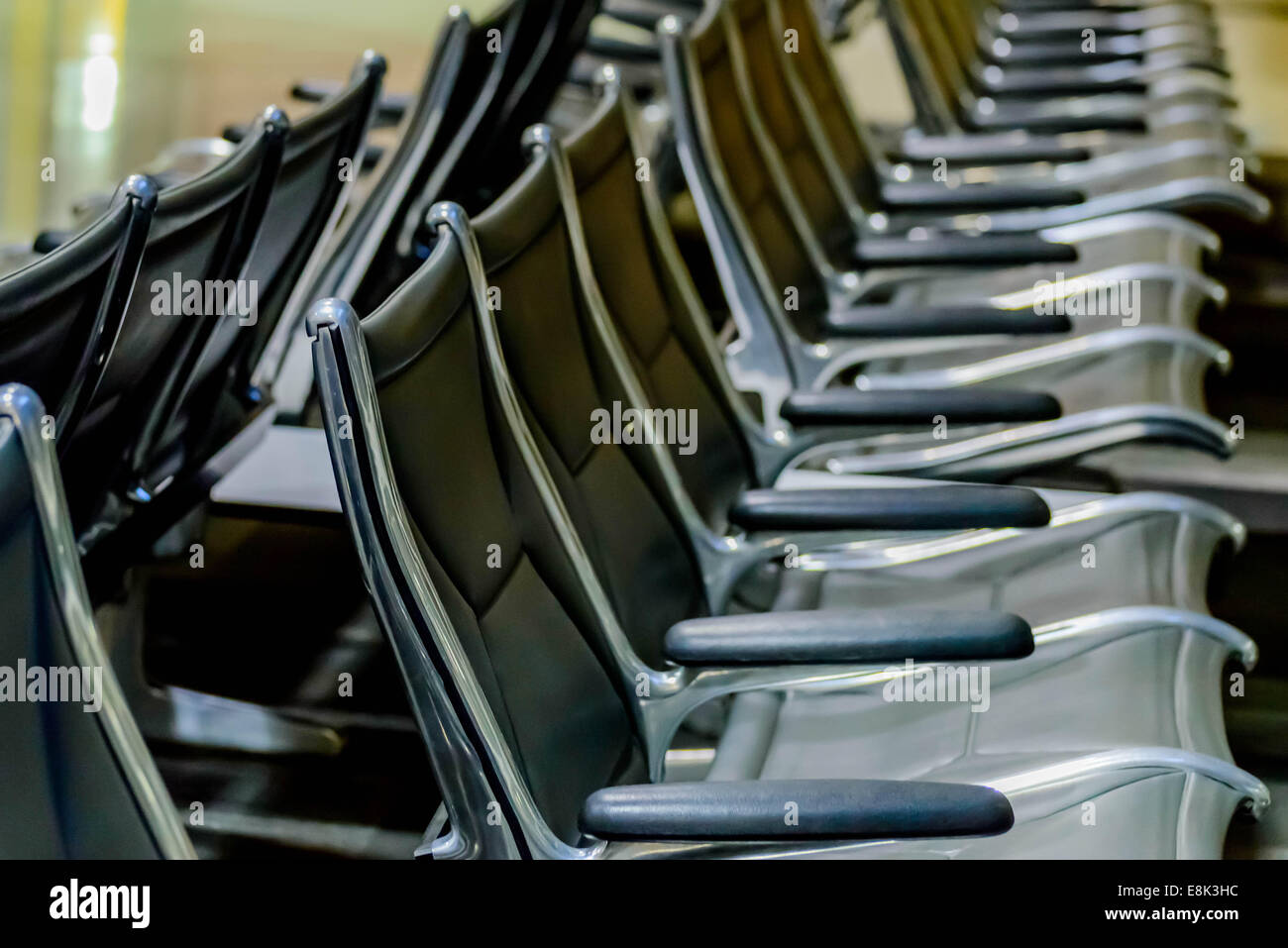 IAH, Houston George Bush Intercontinental Airport, Houston, Texas, USA - leeren Flughafen Sitzgelegenheiten - schwarze Stühle im Internat Wartebereich Stockfoto
