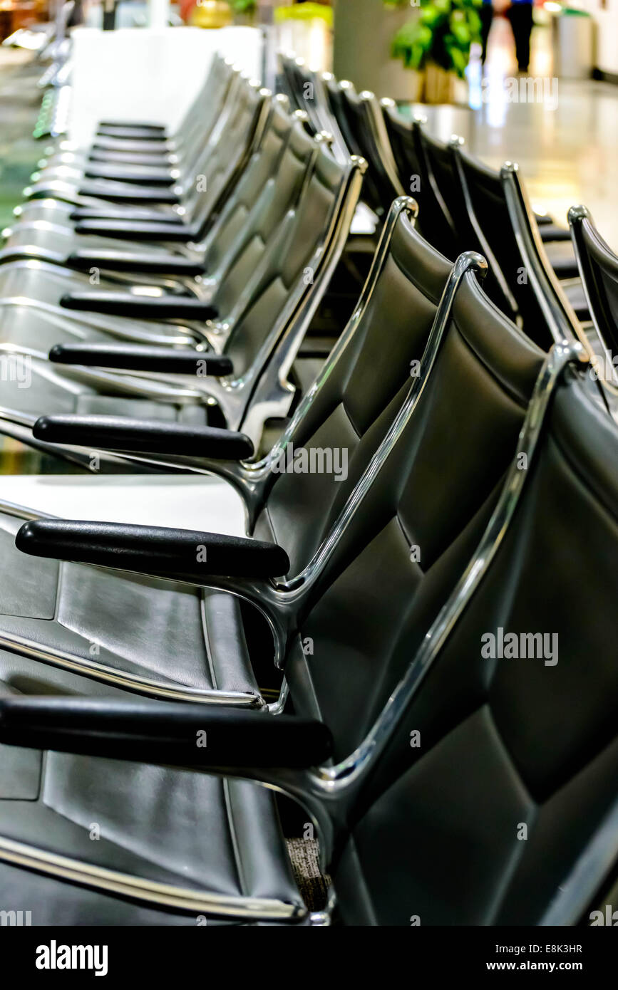 IAH, Houston George Bush Intercontinental Airport, Houston, Texas, USA - leeren Flughafen Sitzgelegenheiten - schwarze Stühle im Internat Wartebereich Stockfoto