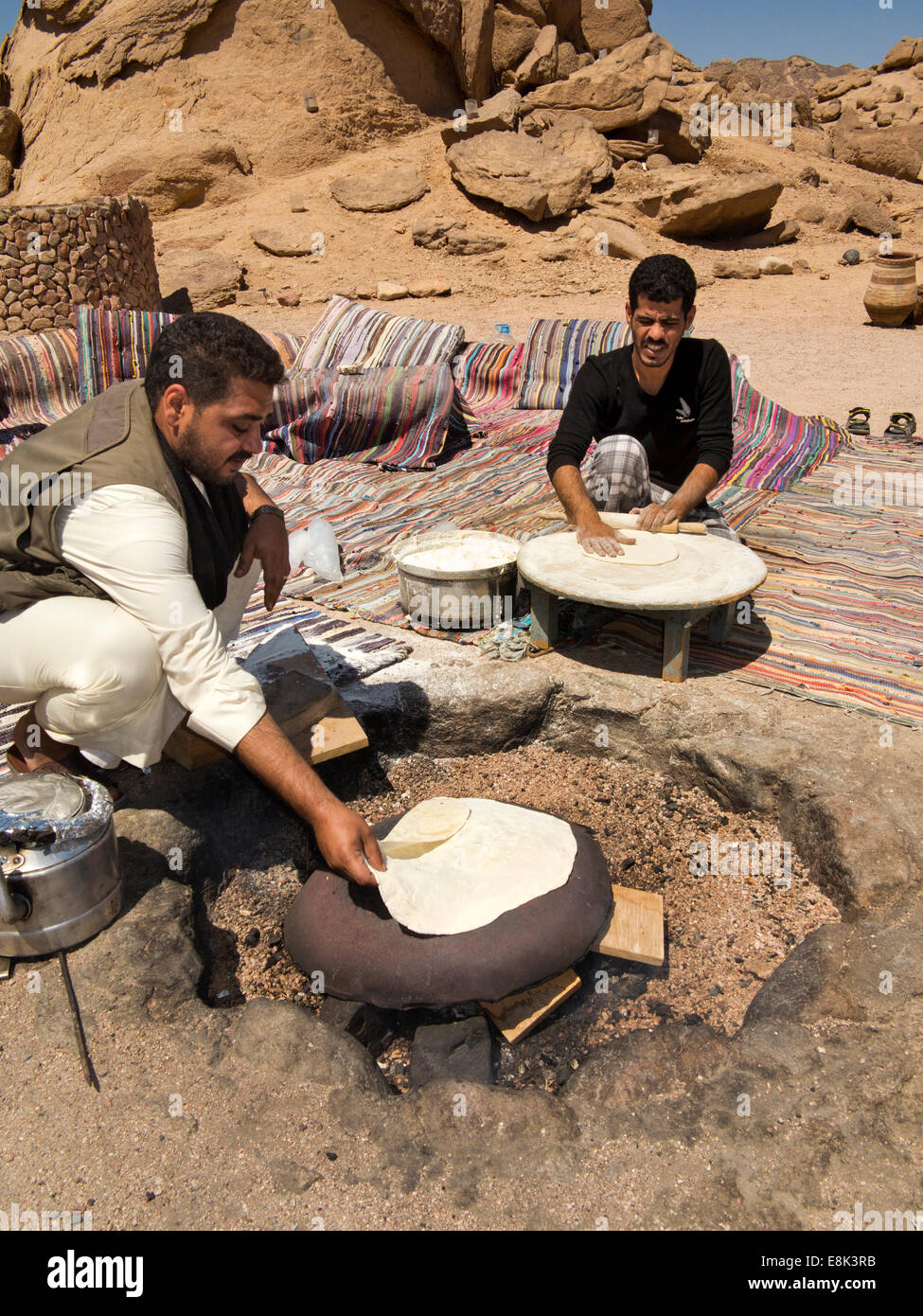 Ägypten, Sinai, Beduinen Desert Camp, Mann macht traditionelle Fatir oder Shrak Fladenbrot auf dem heißen Stein Stockfoto