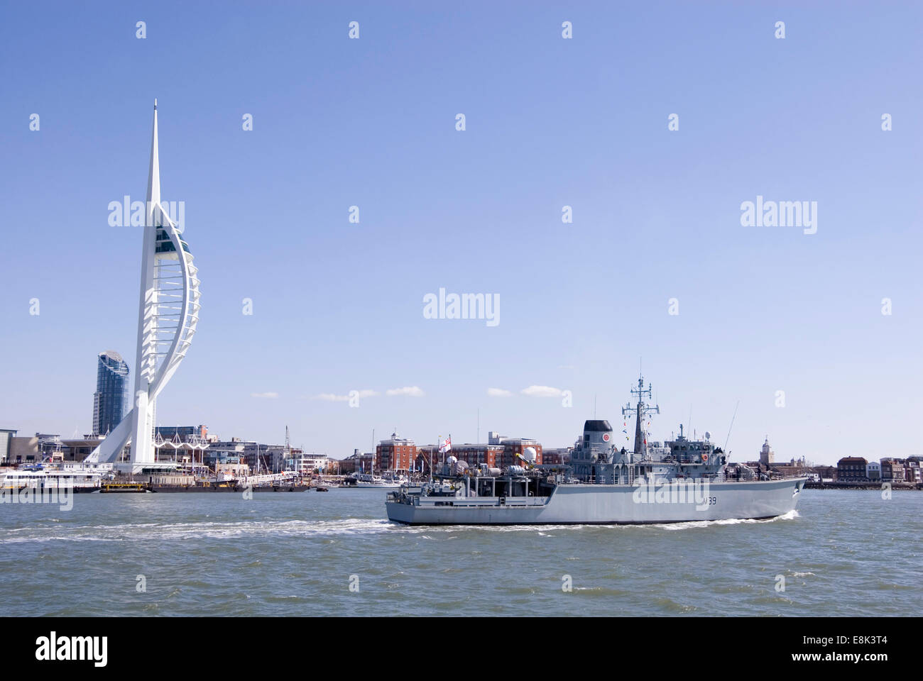 Portsmouth Harbour, UK 2. April 2013: HMS Hurworth (M39) verlassen Hafen segeln vorbei an der Spinnaker Tower Stockfoto