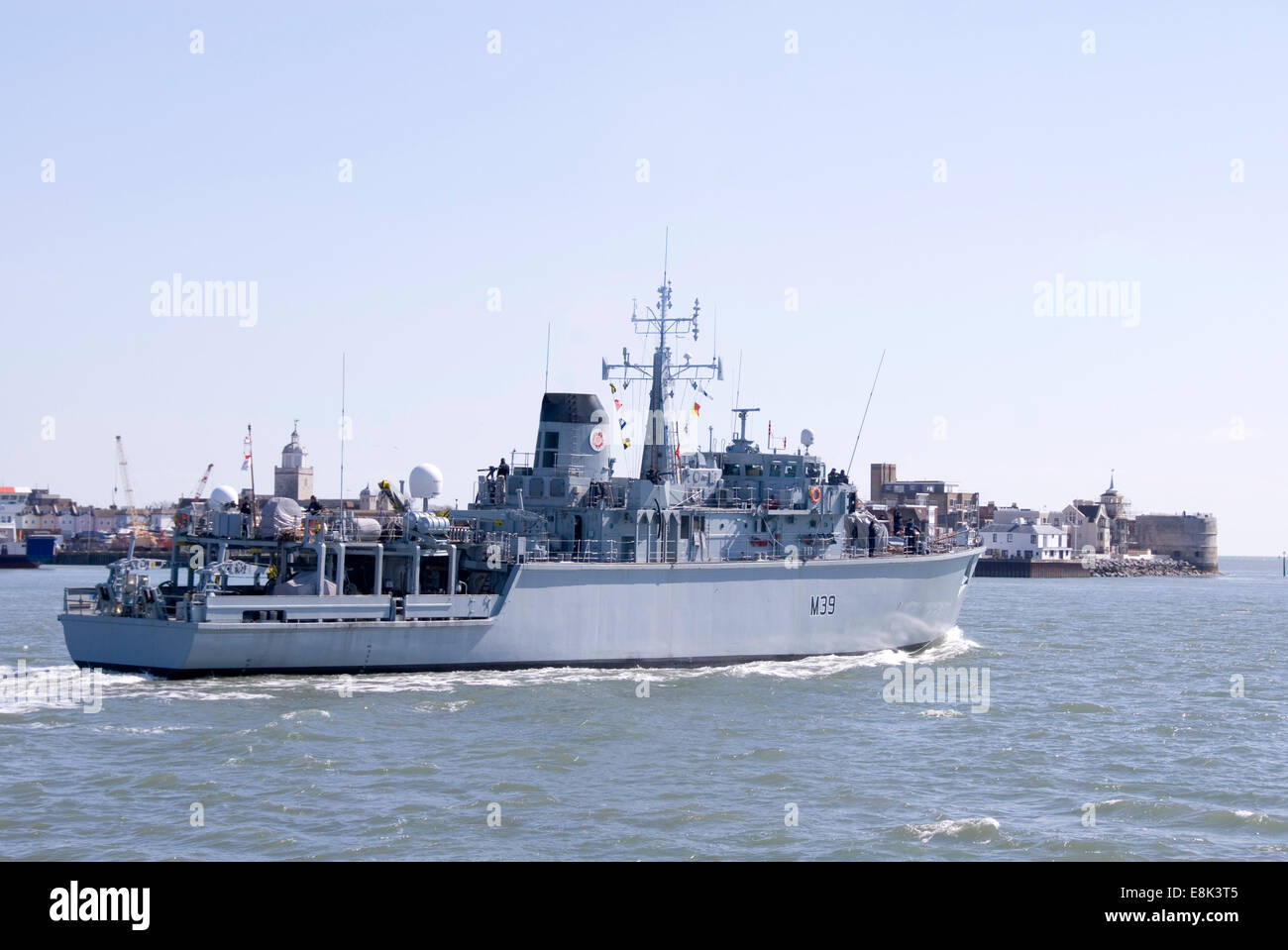 Portsmouth Harbour, UK 2. April 2013: HMS Hurworth (M39) Hafen verlassen Stockfoto