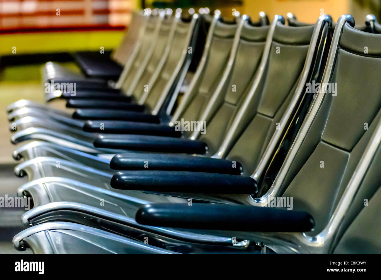 IAH, Houston George Bush Intercontinental Airport, Houston, Texas, USA - leeren Flughafen Sitzgelegenheiten - schwarze Stühle im Internat Wartebereich Stockfoto