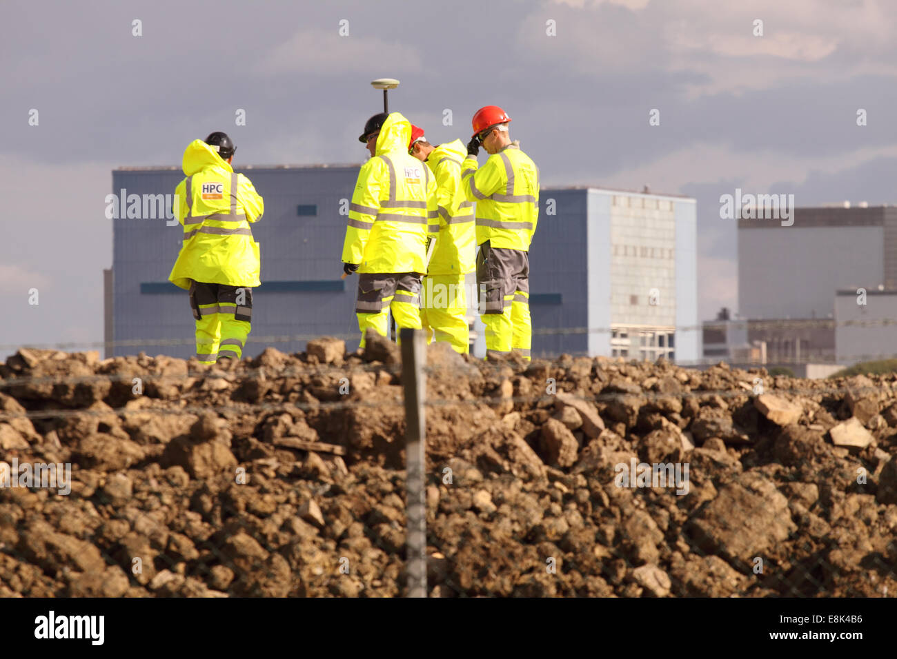 Hinkley Punkt Somerset, UK. 9. Oktober 2014. Bauarbeiten am neuen EDF Energy Hinkley Point "C" Nuclear Power Station Schritte einen Gang höher, nachdem die Europäische Union die £ 24,5 Milliarden-Projekt genehmigt.  Die aktuellen Hinkley Point 'B' und Decommisioned 'A' ist im Hintergrund eine Vermessung-Team arbeitet auf der 'C'-Website ersichtlich. Stockfoto