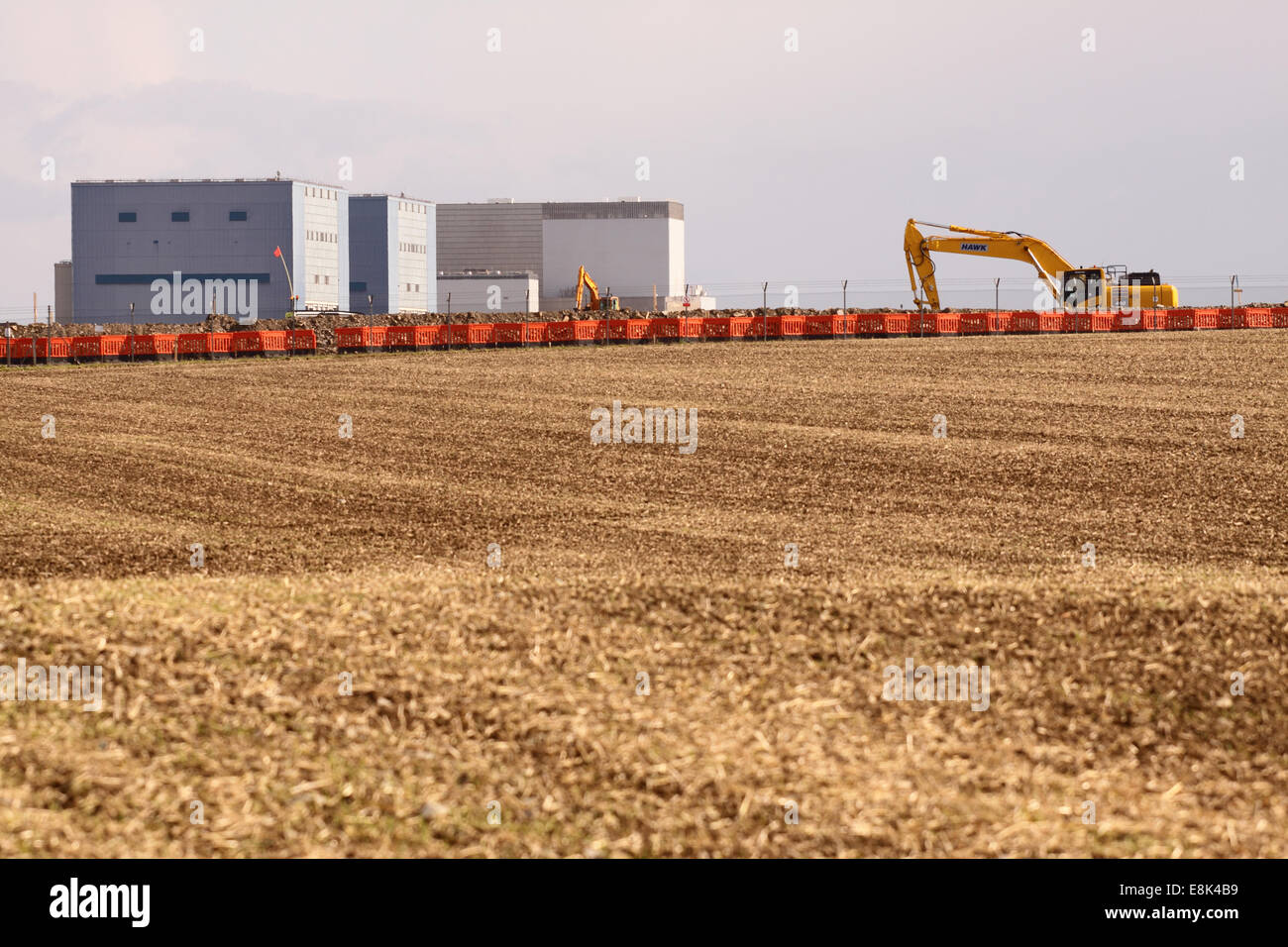 Hinkley Punkt C Somerset, UK. 9. Oktober 2014. Blick über Ackerland Bauarbeiten am neuen Hinkley Punkt "C" Nuclear Power Station Schritte einen Gang höher, nachdem die Europäische Union die £ 24,5 Milliarden-Projekt genehmigt. Im Hintergrund sehen den aktuellen Hinkley Point 'B' und Decommisioned 'A'. Stockfoto