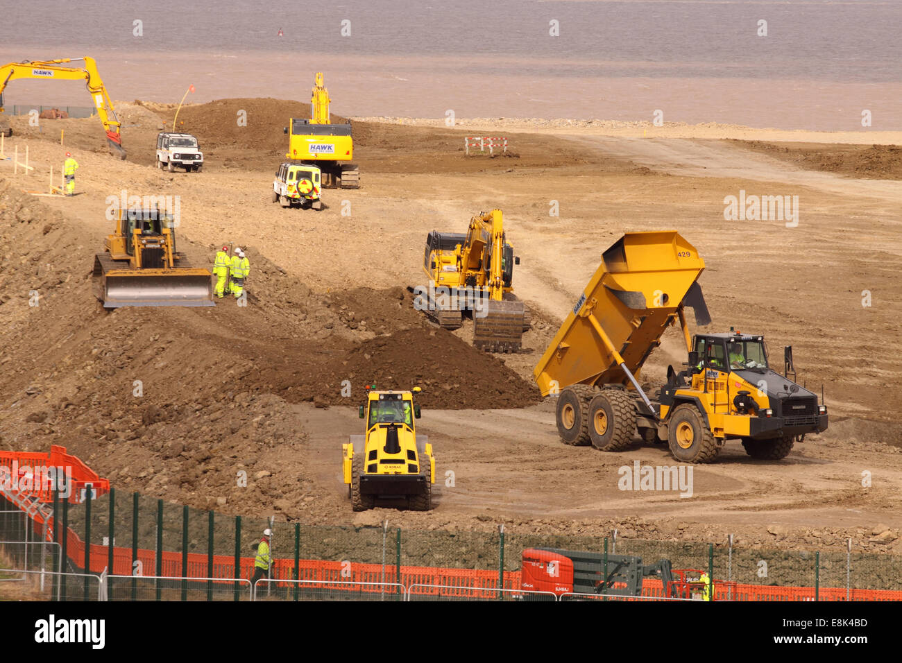 Hinkley Punkt C Somerset, UK. 9. Oktober 2014. Bauarbeiten am neuen Hinkley Point "C" Nuclear Power Station Schritte einen Gang höher, nachdem die Europäische Union die £ 24,5 Milliarden-Projekt genehmigt. Im Hintergrund sehen den Bristolkanal. Stockfoto