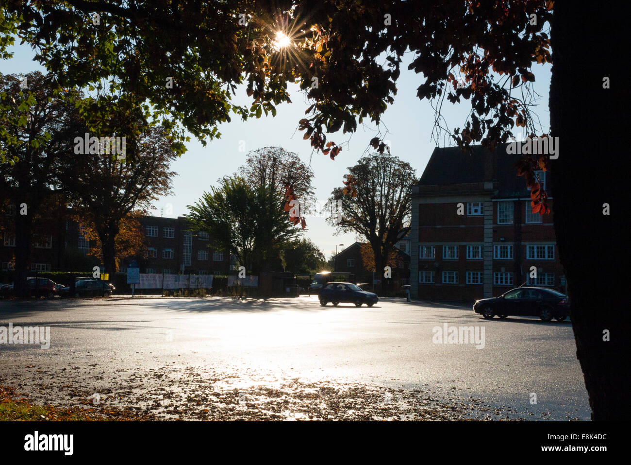 Schule-Parkplatz während der Vorlesungszeit / Autos parken am Morgen an einer primären und sekundären Schule absetzen. VEREINIGTES KÖNIGREICH. Stockfoto