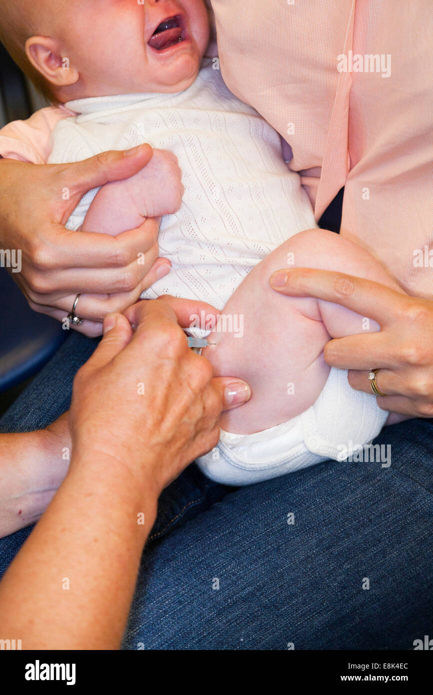 DTap-IPV Hib & PCV Immunisierung / Impfung / jab / aus einer Spritze in 8 / 9 acht / neun Wochen alten Baby Oberschenkel / Bein Stockfoto