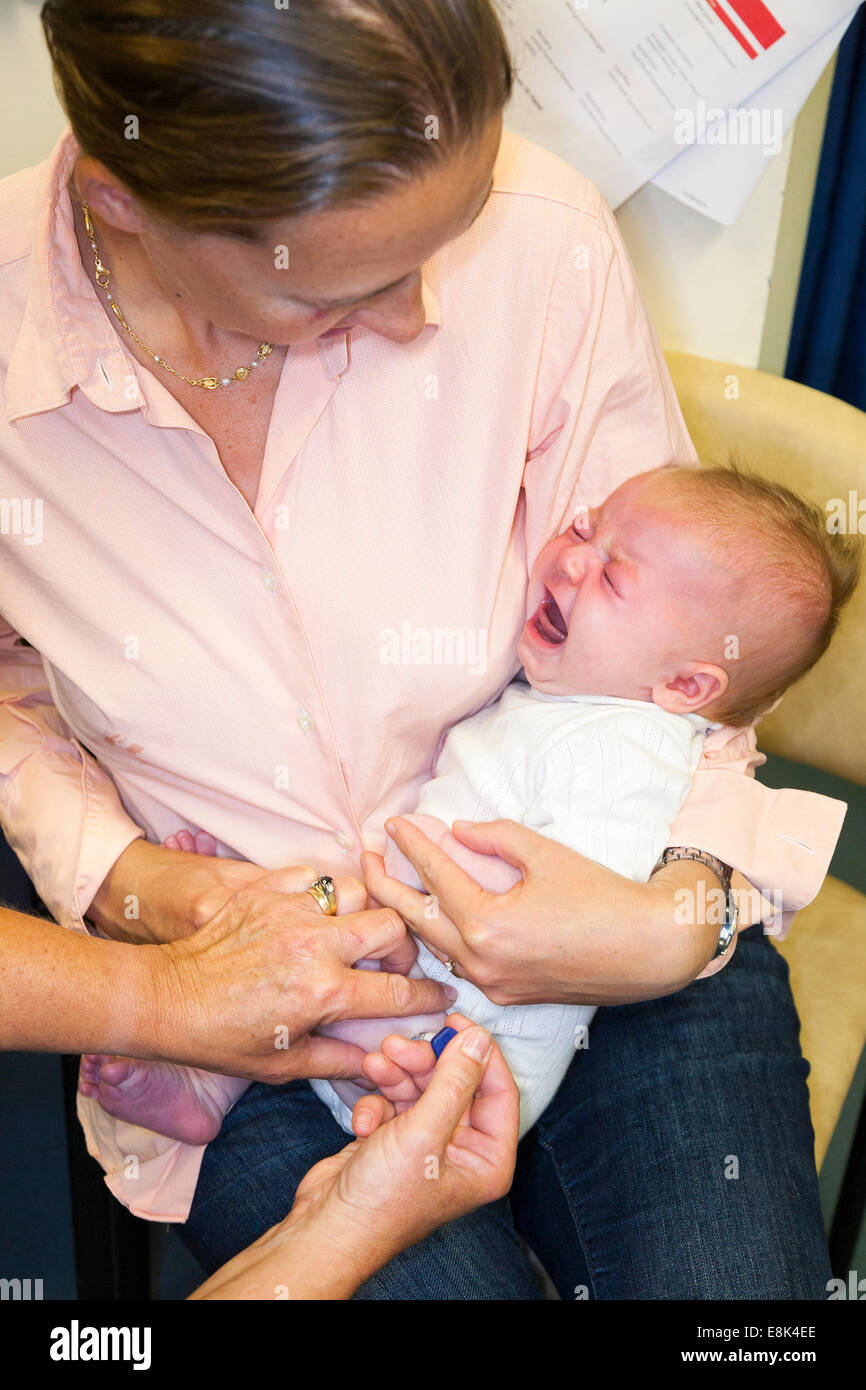 DTap-IPV Hib & PCV Immunisierung / Impfung / jab / aus einer Spritze in 8 / 9 acht / neun Wochen alten Baby Oberschenkel / Bein Stockfoto