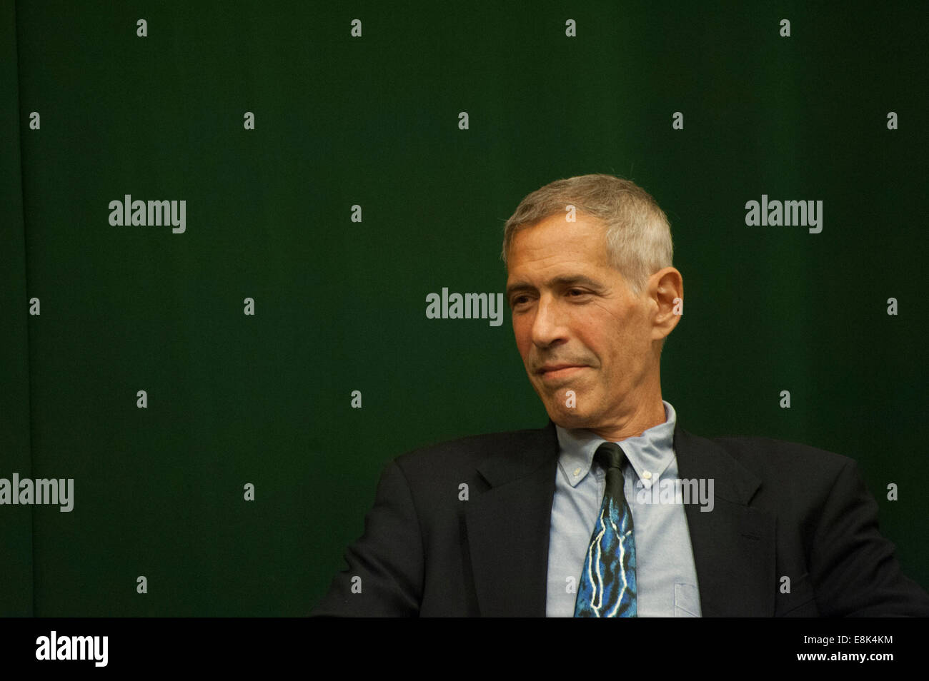 New York, USA. 8. Oktober 2014. Jeff Rovin, Autor von mehr als 130 Bücher an einem Barnes & Noble Buch sprechen für "A Vision of Fire." Der Roman ist das erste in einer dreiteiligen Science Fiction-Serie. Sein Co-Autor der Serie ist Gillian Anderson, Star von "The X-Files" und zuletzt "A Streetcar Named Desire" am westlichen Ende. Bildnachweis: Terese Loeb Kreuzer/Alamy Live-Nachrichten Stockfoto