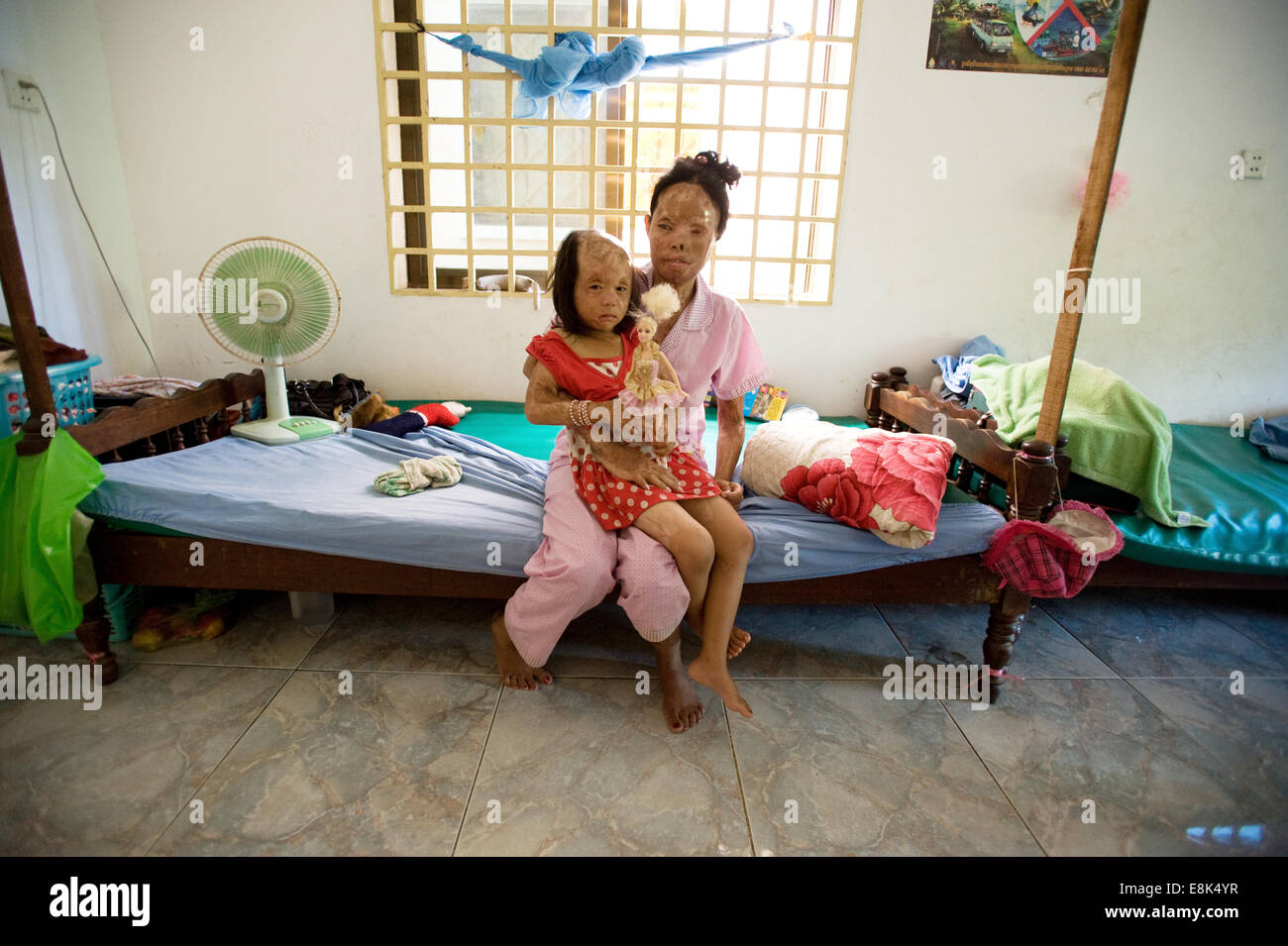 Kambodschanische sauren Gewalt Überlebenden Chheav Chenda und ihre Tochter Bun Cheata im kambodschanischen Säure Überlebenden Charity (CASC). Stockfoto