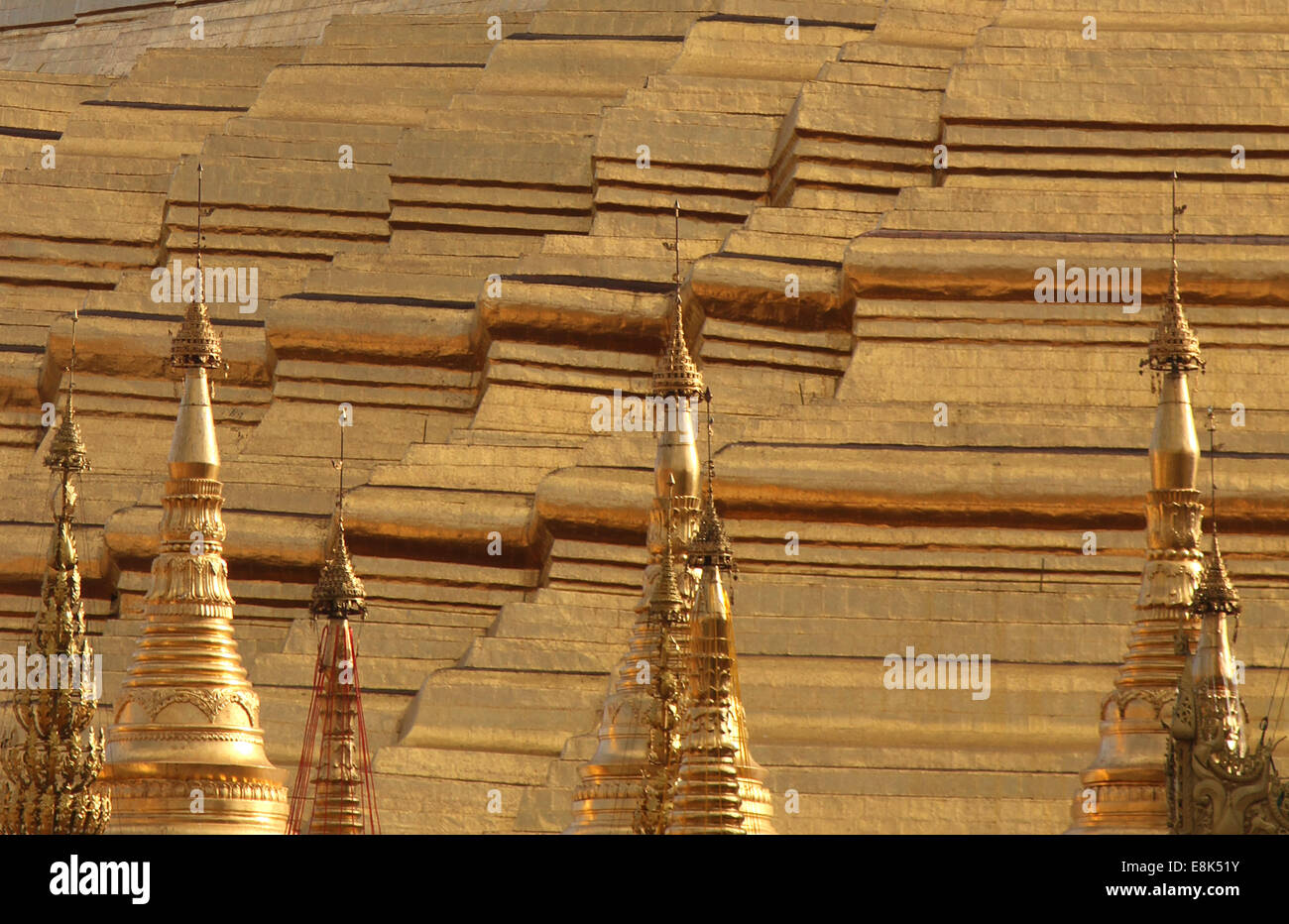 Gold lackierte Dach Shwedagon Pagode, Rangoon, Birma (Myanmar) Stockfoto