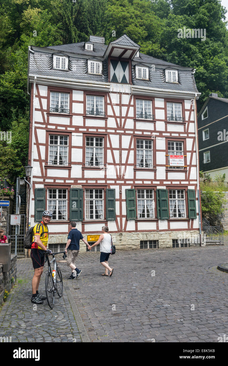 Radfahrer und Fachwerkhaus, Monschau, Deutschland Stockfoto