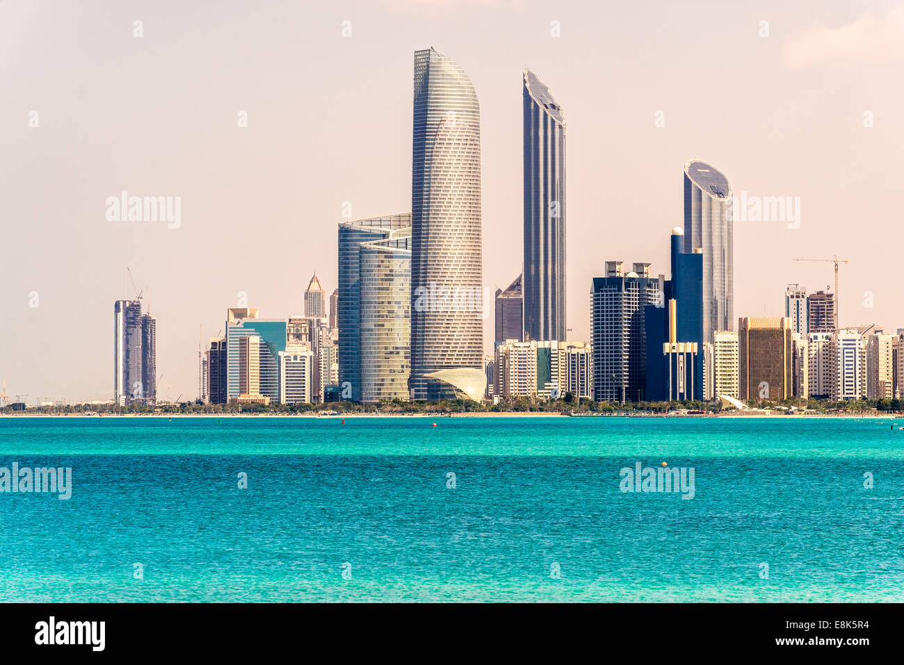 Abu Dhabi Skyline, Vereinigte Arabische Emirate Stockfoto