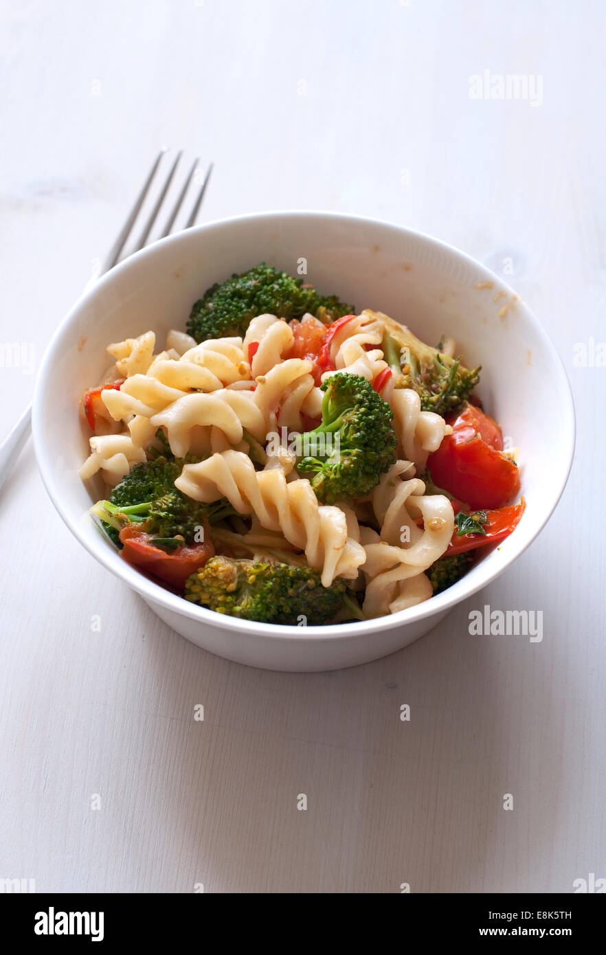 Still-Leben essen Bild Nudeln mit Brokkoli und Tomaten Stockfoto