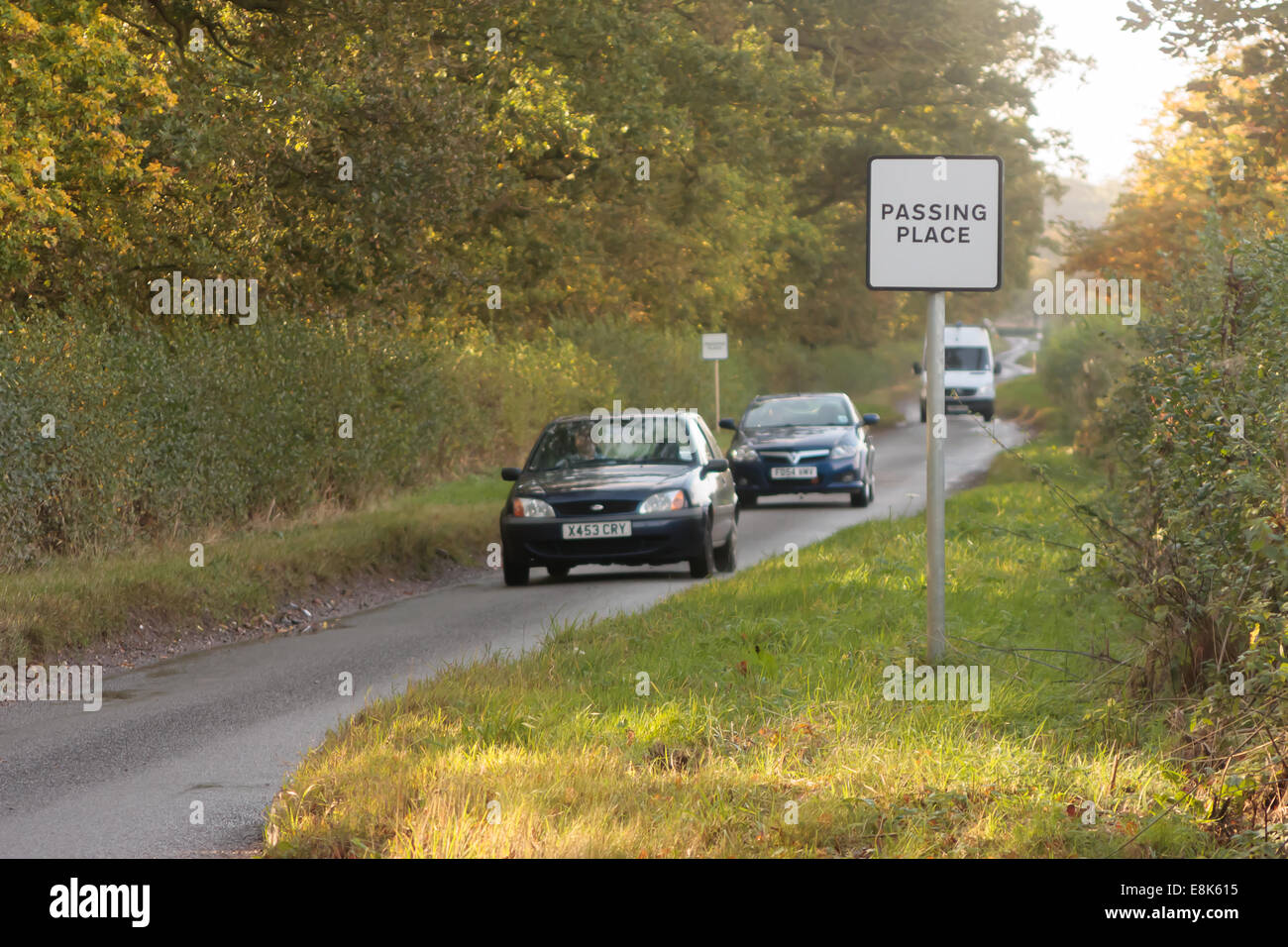 Leicestershire Landstraßen. 9. Oktober 2014.  Neue Zahlen von der Abteilung für Transport zeigen, dass im Durchschnitt drei Menschen jeden Tag auf Großbritanniens Straßen was, dass Autofahrer 11mal wahrscheinlicher sterben bedeutet zu sterben bei einem Autounfall auf der Landstraße als eine Autobahn. Landstraßen präsentieren unterschiedliche treibende Gefahren, die im Vergleich zu den Gefahren, die auf einer Straße gefunden. Landwirtschaftliche Fahrzeuge, Nutztiere, rutschigen wegen Laub auftreten zu diesem Zeitpunkt des Jahres plus viel mehr.  Bildnachweis: Jim Harrison/Alamy Live-Nachrichten Stockfoto