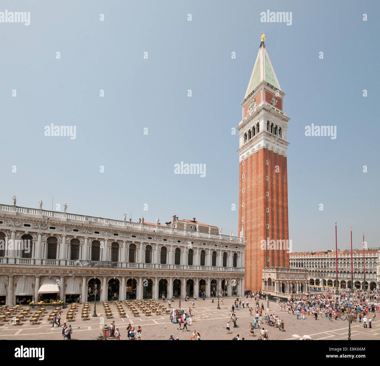 Biblioteca Marciana Bibliothek und St Mark Bell Tower Campanile di San Marco gesehen in einem überfüllten Piazzetta Venedig Italien Stockfoto