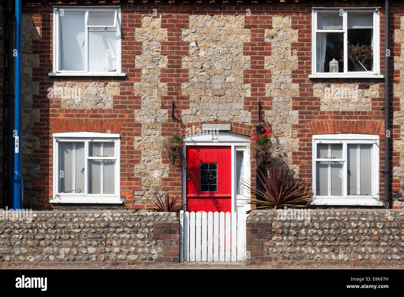 Haus mit roten Tür, Selsey, West Sussex Stockfoto