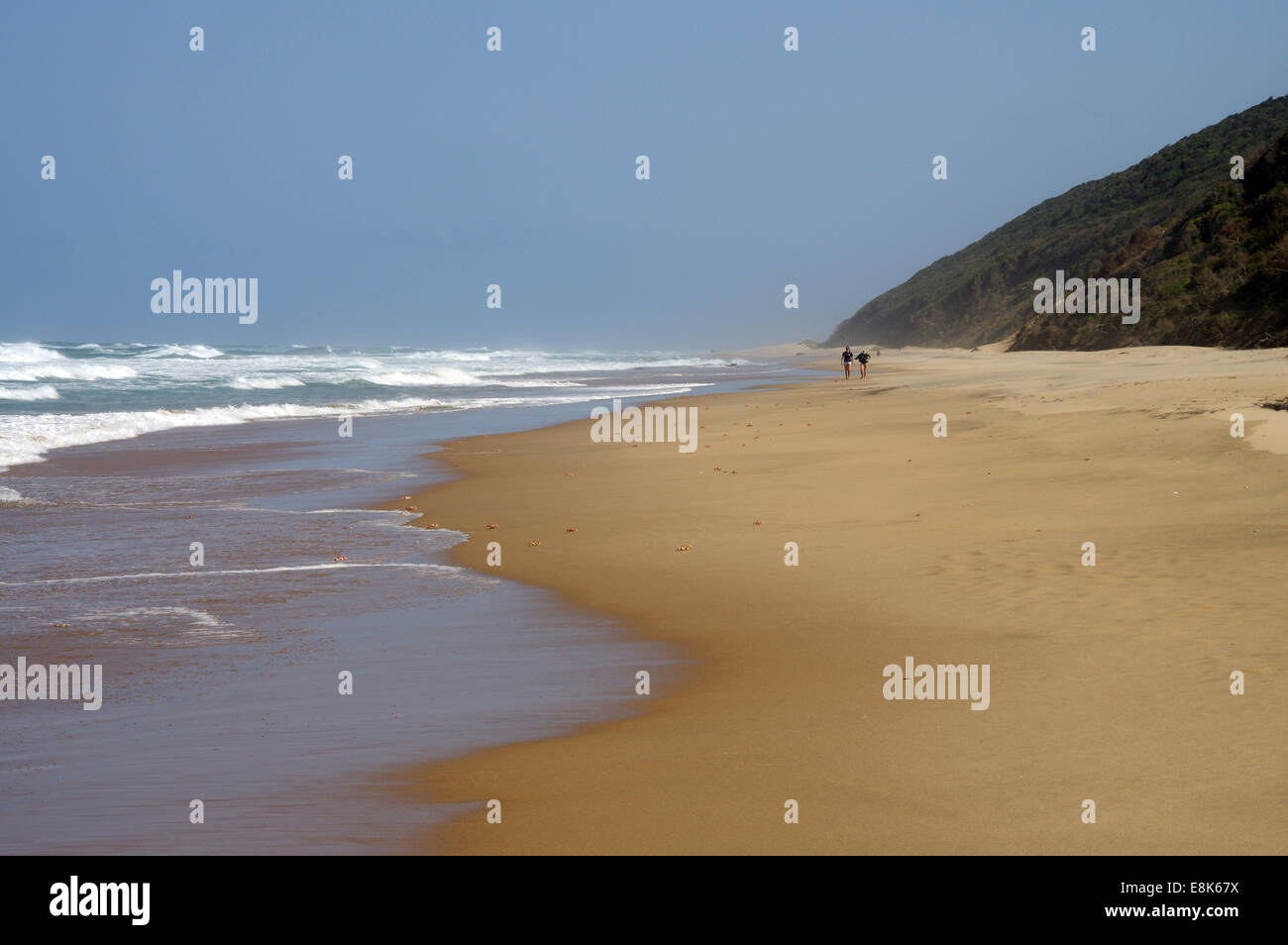 Touristen, die Cape Vidal Strand entlang im iSimangaliso Wetland Park, Südafrika Stockfoto