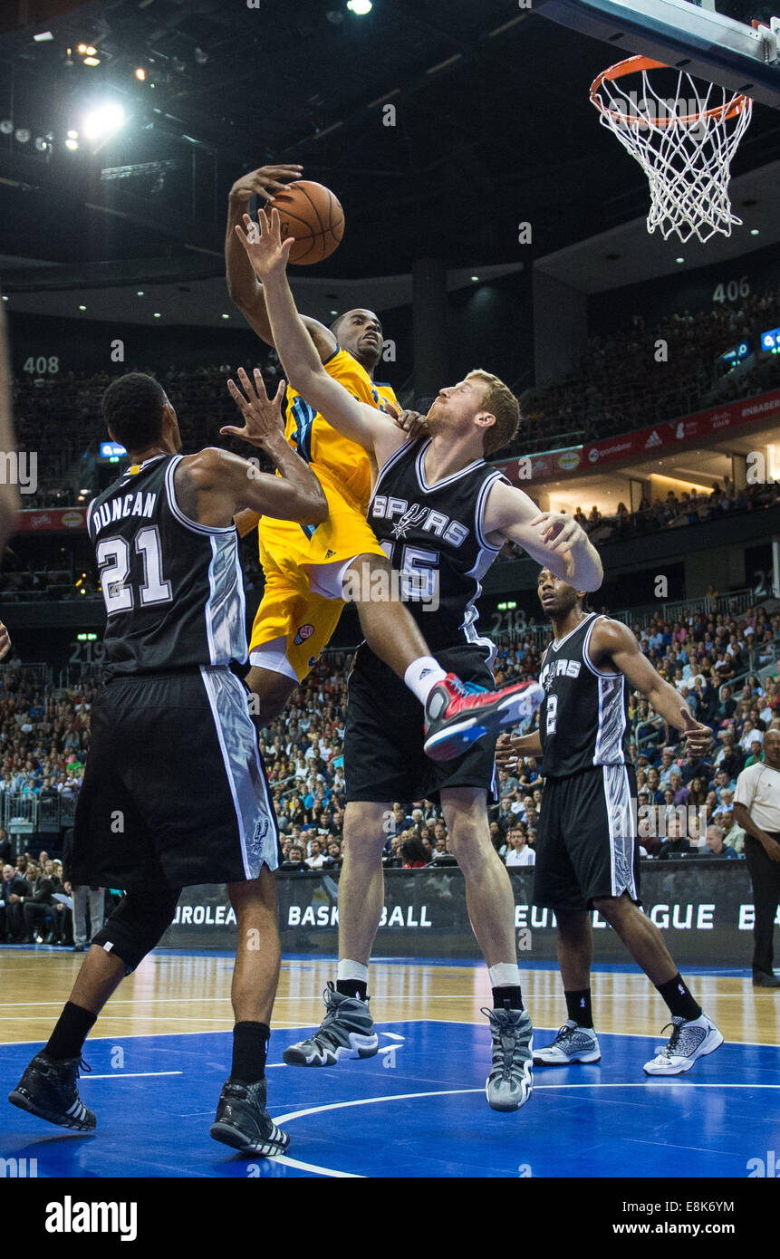 Berlin, Deutschland. 8. Oktober 2014. Alex Renfroe (2 L) von Alba Berlin und Matt Bonner (2-R) von den San Antonio Spurs in Aktion während der NBA Global Games match zwischen Alba Berlin und San Antonio Spurs in der O2 World in Berlin, Deutschland, 8. Oktober 2014. Alba Berlin gewann 94:93. Foto: Lukas Schulze/Dpa/Alamy Live News Stockfoto